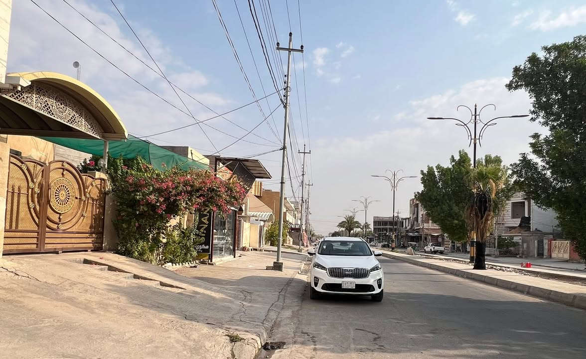 فرصة استثمارية 
دار للبيع على شارع تجاري سايدين 
في بعقوبة - حي التحرير  - شارع 40
مساحة الدار 200 متر 
الدار يرتفع عن الشارع 1 متر
يتكون الدار من طابقين .
الطابق الاول استقبال 4x7 وهول 4x4.5 وغرفة نوم 4x5 ومطبخ وصحيات مع حديقة 4x6 وگراج سيارة 3.5x8 .
والطابق الثاني غرفتين نوم وسطحين.
المنطقة تحتوي جميع الخدمات وتنوع المحلات مثل ( سوبر ماركت العالمية ) و ( محلات علاء جملة ) المشهور بأسعاره  التنافسية المناسبة ، ومطاعم ( بيتزا هات ) و ( ليث ابو الگص ) و ثلاث صيدليات ومحلات بقالة وحلاقين وغيرها الكثير من المحلات بحيث شتحتاج موجود قريب عليك.
للتواصل/ ***********
***********
