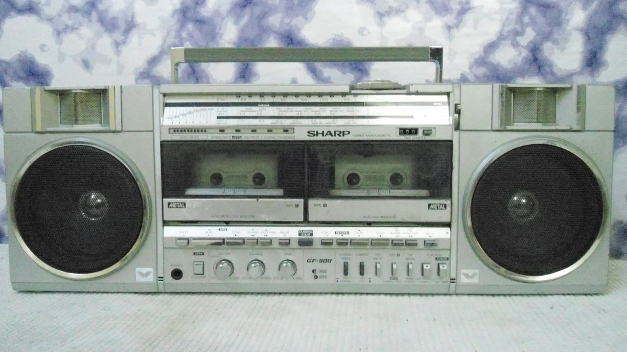 راديو مسجل ستريو ماركة SHARP 
صناعة يابانية 
راديو 4 موجات مسجل دبل كاسيت 
مدخل ومخرج اواكس AUX يربط على مسجل ثاني 
السعر 95 الف
يوجد توصيل ***********

