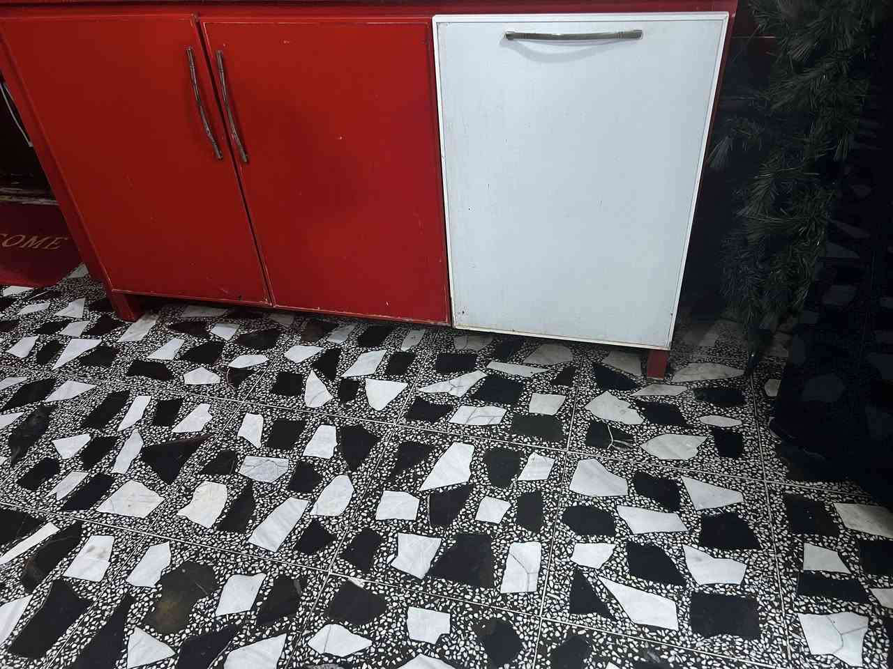 السلام عليكم  كاونتر مع مرشحة وخلاط وسلات للبيع بسعر مناسب قرب تقاطع درويش *********** للاستفسار واتساب
