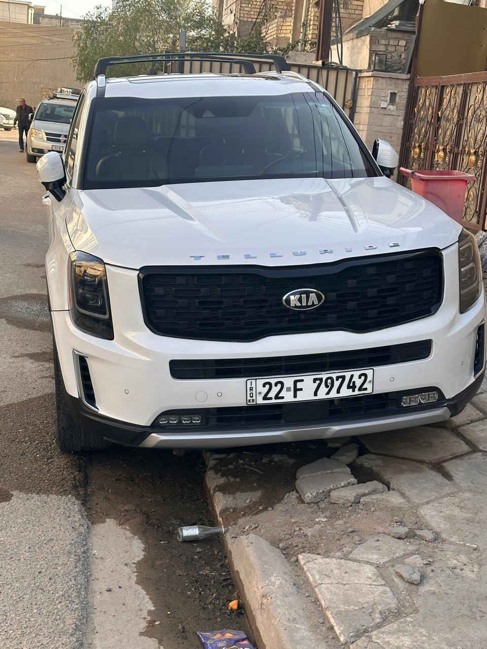 كيا تولورايد 2020 sx برستيج 
اعلى فئة 
لون ابيض 
مواصفات : 
4 كامرات 360 درجة
رادارات 360 درجة 
توقف ذاتي بالرجوع للخلف 
توقف ذاتي امامي 
نقاط عمياء 
قيادة ذاتية 
سستم صوت هارمن
فتحتين سقف 
داخل جوزي 
كشنات vip منفصل سبعة راكب
شكنات كهرباء 
شاحن وايرلس  
تدفئة وتبريد كشنات امامي وخلفي 
داتا شو بالدشبول 
شاشة كار بلي 
اضاءة داخلية متغيره اللون 
حساسات امامي خلفي 
لايت عدستين 
قمارة كنتارا نيلي
فور ويل ذكي 
صندوك كهربائي 
دوسات جانبية 
ويل 20 اسود بلادي 
اوتو هولد هندبريك كهرباء 
5 وضعيات قيادة
حادثها چاملغ الامامي فقط .مصبوغ وباقي السيارة بلاد .
إطارات جديدة .
وضع السيارة ممتاز وعزل ممتاز .
السعر/ 28500$
السيارة جانيها من عام 2022
*********** بغداد, العراق
