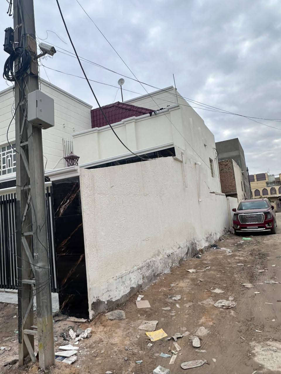 ‏دار للبيع طابو صرف
‏الموقع/ العروبة الثالثة / قرب جامع العسكريين
‏المساحة/ 200متر
‏ركن...... طابقين
‏يحتوي على:
‏الطابق الارضي:
‏غرفة عدد2
‏استقبال
‏هول كببر
‏مطبخ 
‏صحيات عدد2
‏الطابق الثاني/
‏غرفة عدد3 
‏هول كبير
‏صحيات/1....للأستفسار..***********
‏
