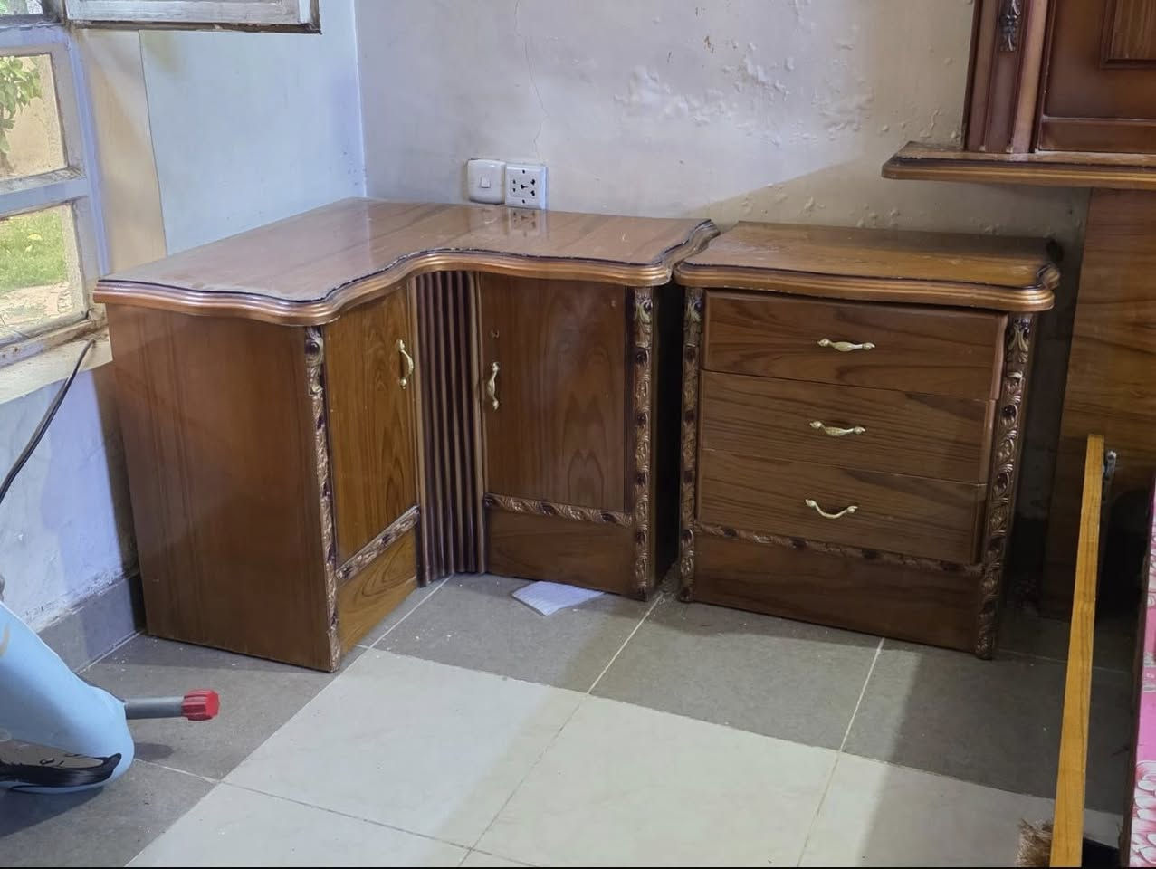 غرفة نوم نظيفة جداً جداً
الغرفة الداخل والخارج صاج
سعر الشراء ٤ ملايين ونص
سعر البيع مليون وبيه مجال
سرير نفرين
كنتور ٦ ابواب
ميز تواليت
كومدي ٤ مجرات
٢ كومدي للسرير
وكومدي زاويه

العنوان البنوك 
الرقم ***********
