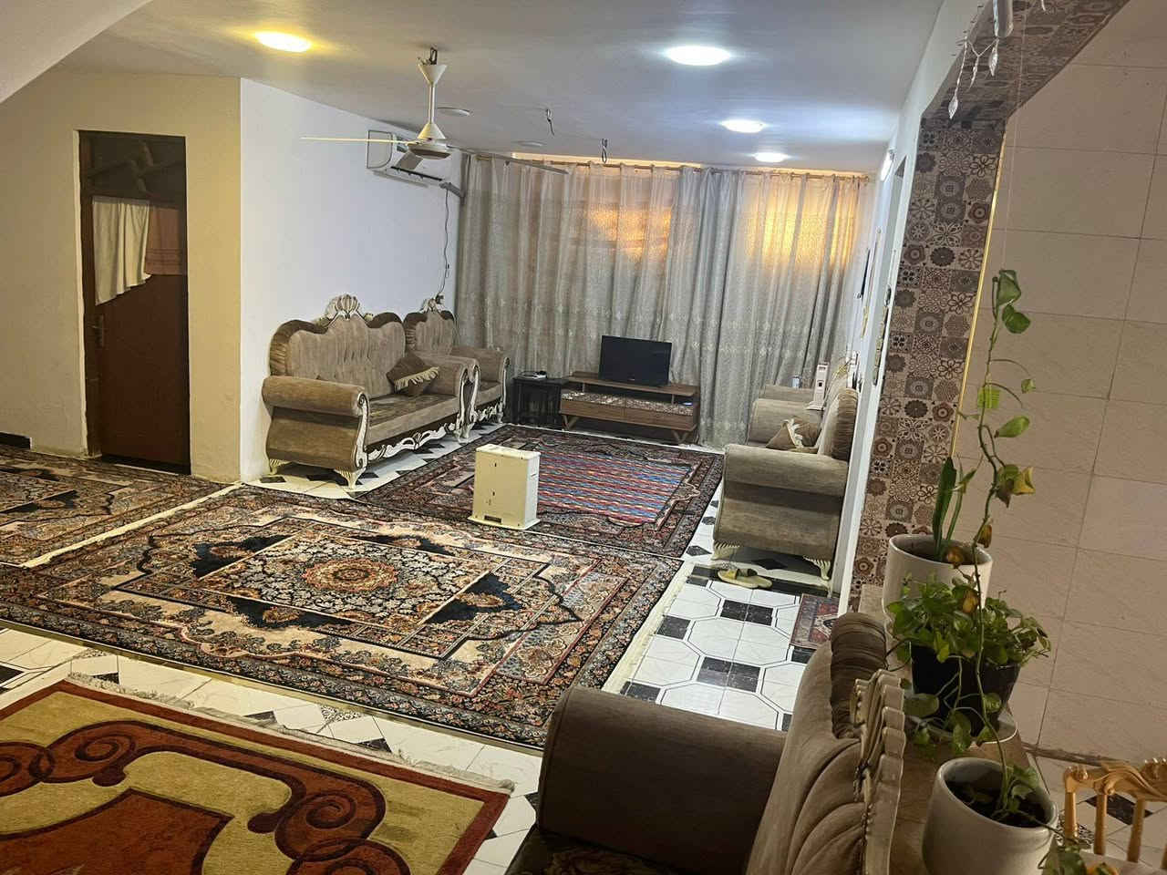 بيت للبيع ( طابق واحد ) زراعي سند (٣٥)
الموقع الصابيات يبعد عن الكاظمية ١٠ دقايق فقط مساحتة ١٢٥٠ متر ( نص دونم ) المبني منه ٢٧٥ متر مع ارض امامية مساحتها ( ٧٠٠) متر 
والأرض الخلفيه (٤٠٠) متر يتكون من مطبخ مساحته ٧٠ متر 
الاستقبال مساحتها ٧٠ متر 
الحولي ٧٠ متر
غرفه سويت مساحتها ٥*٤
غرفه ٥*٥
غرفه ٣*٢
الحمام ٢*٣ مع ممر
السعر 175 وبي مجال
***********
