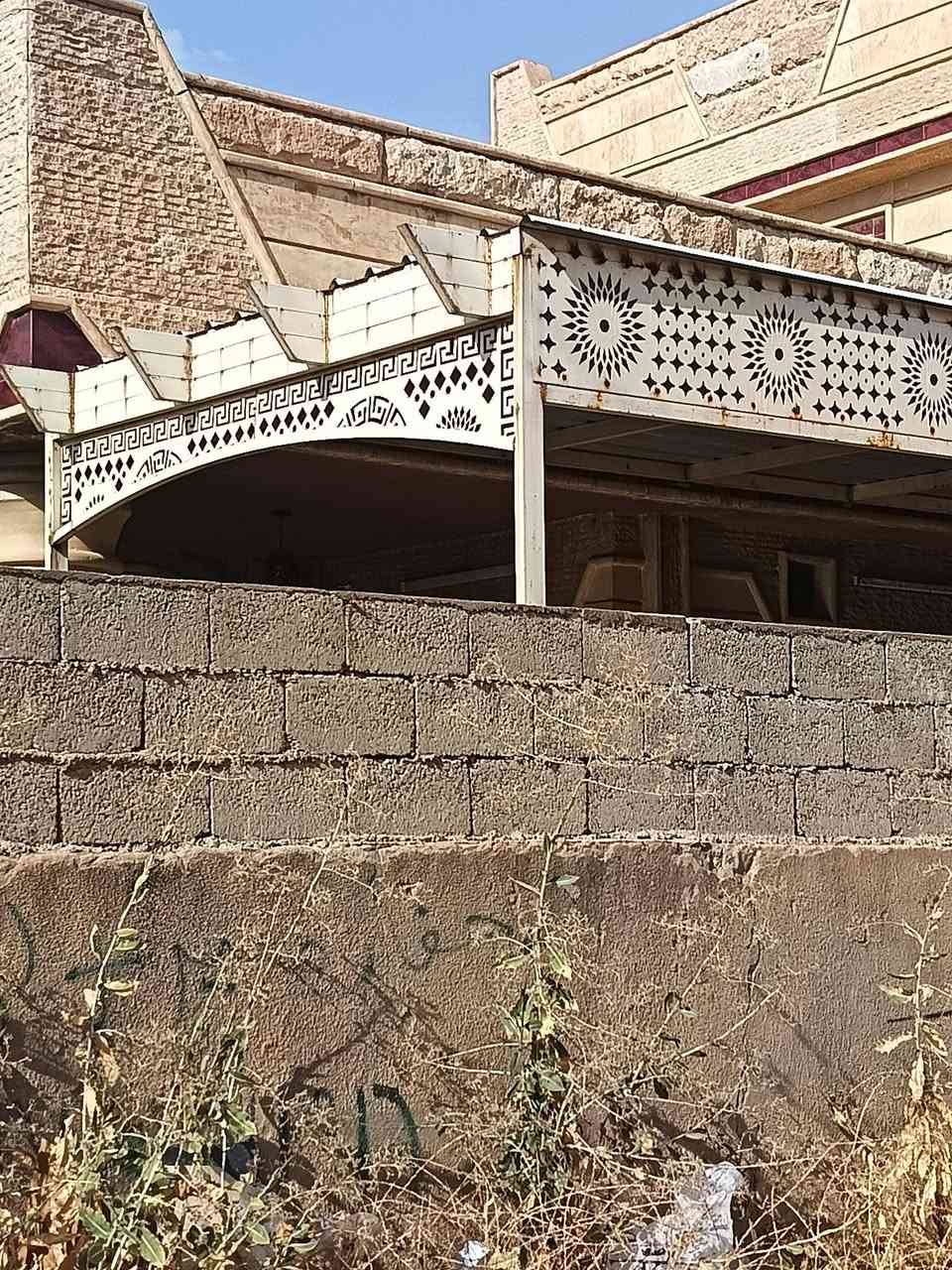 السلام عليكم
قمرية للبيع حديد شخاط 
الطول 9 امتار والعرض 3 امتار 
تكملة من الاخير الطول 4.5 امتار والعرض متر واحد 
حديد نظيف مابي عيب 
للتواصل والاستفسار 
***********
