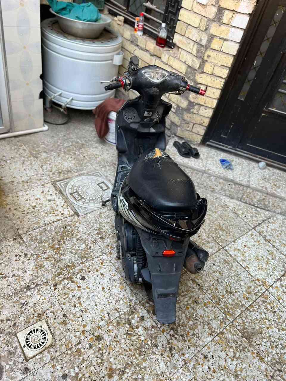 سلام عليكم شباب دراجه للبيع ماكس 120 الغلاف الخلفي امبدل بس الامامي مالتها ومكسور من جهة اليسار  وتشتغل هندر  ونكره سلف بس الاغلب  هندر تشتغل لان تهرب كهرباء ويهبط الباتري بس تشحن الباتري تشتغل نكره سلف والمكينه مجفته قبل 9 اشهر  المكينه ناعمه طبيعيه السعر 350 وباقي التفاصيل بالخاص هذا رقم الهاتف ***********  الدوره مهديه الثانيه قرب جامع شاهين الكبيسي
