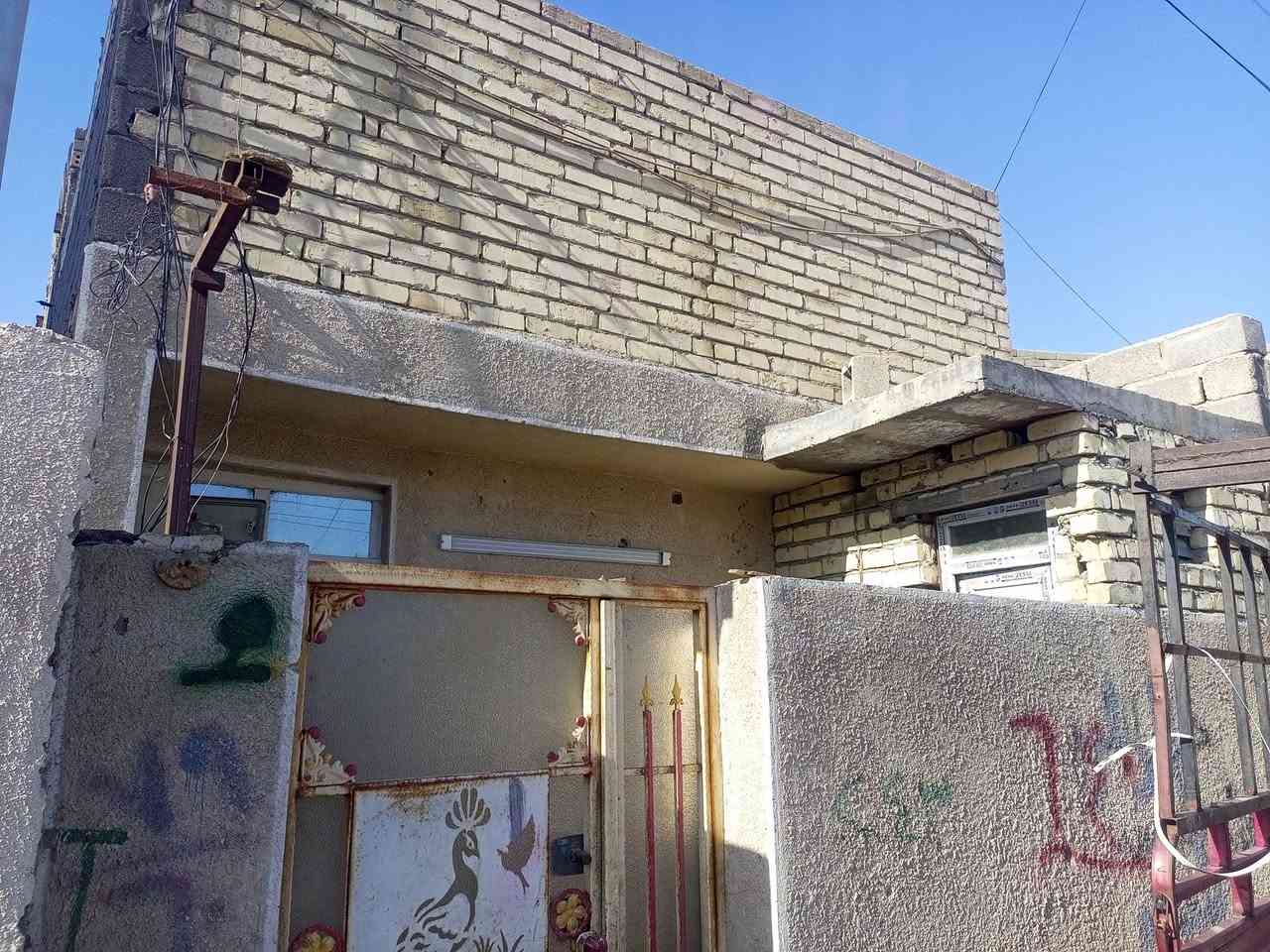 السلام عليكم ورحمه الله وبركاته 
دار للبيع 70متر شارع القديم ثالث فرع من ابو اكرم الكصاب مي مجاري كاملات الفرع مقرنص السعر 30وبي مجال ***********
