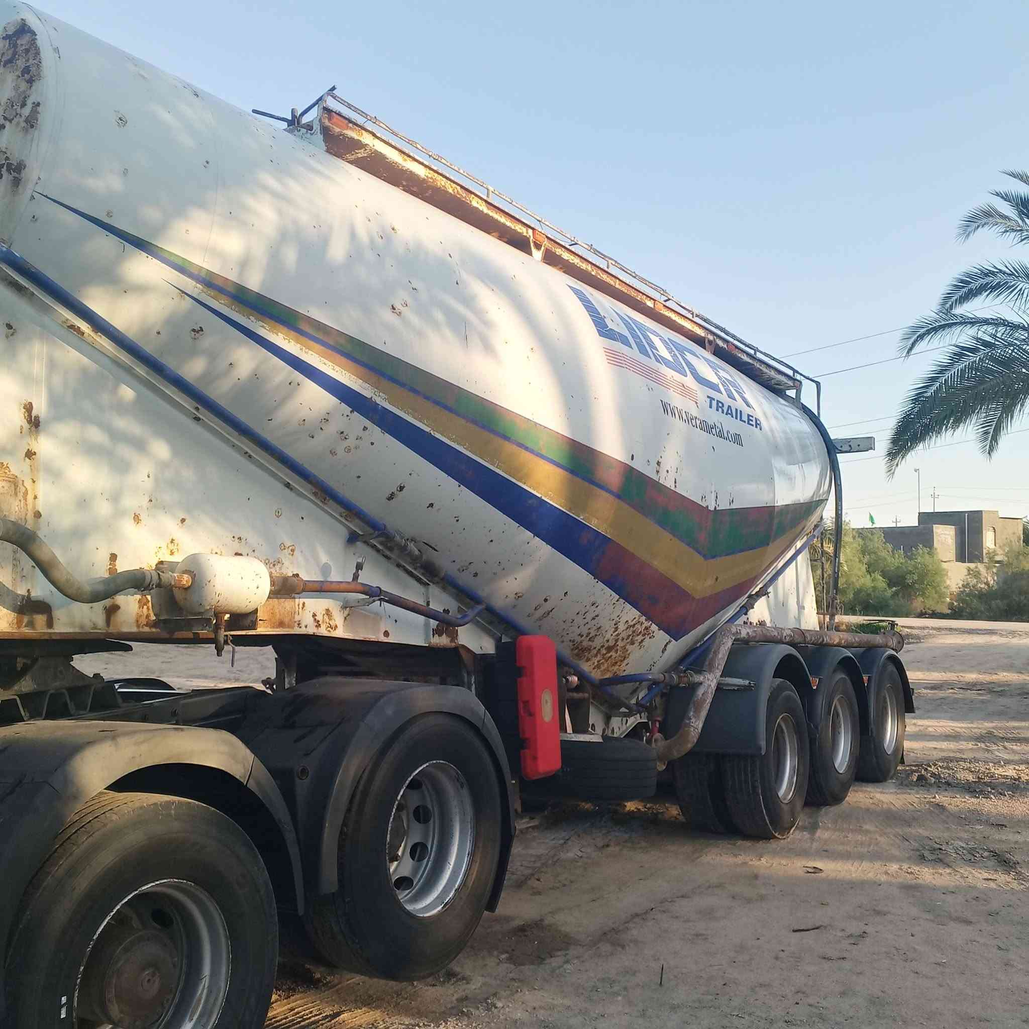 للبيع سايلو سبعه يحمل 45 طن 3 دناكير واحد رفاع تخم تاير جاهز للعمل قبقين الاسفسار  النتصال على الرقم ***********
