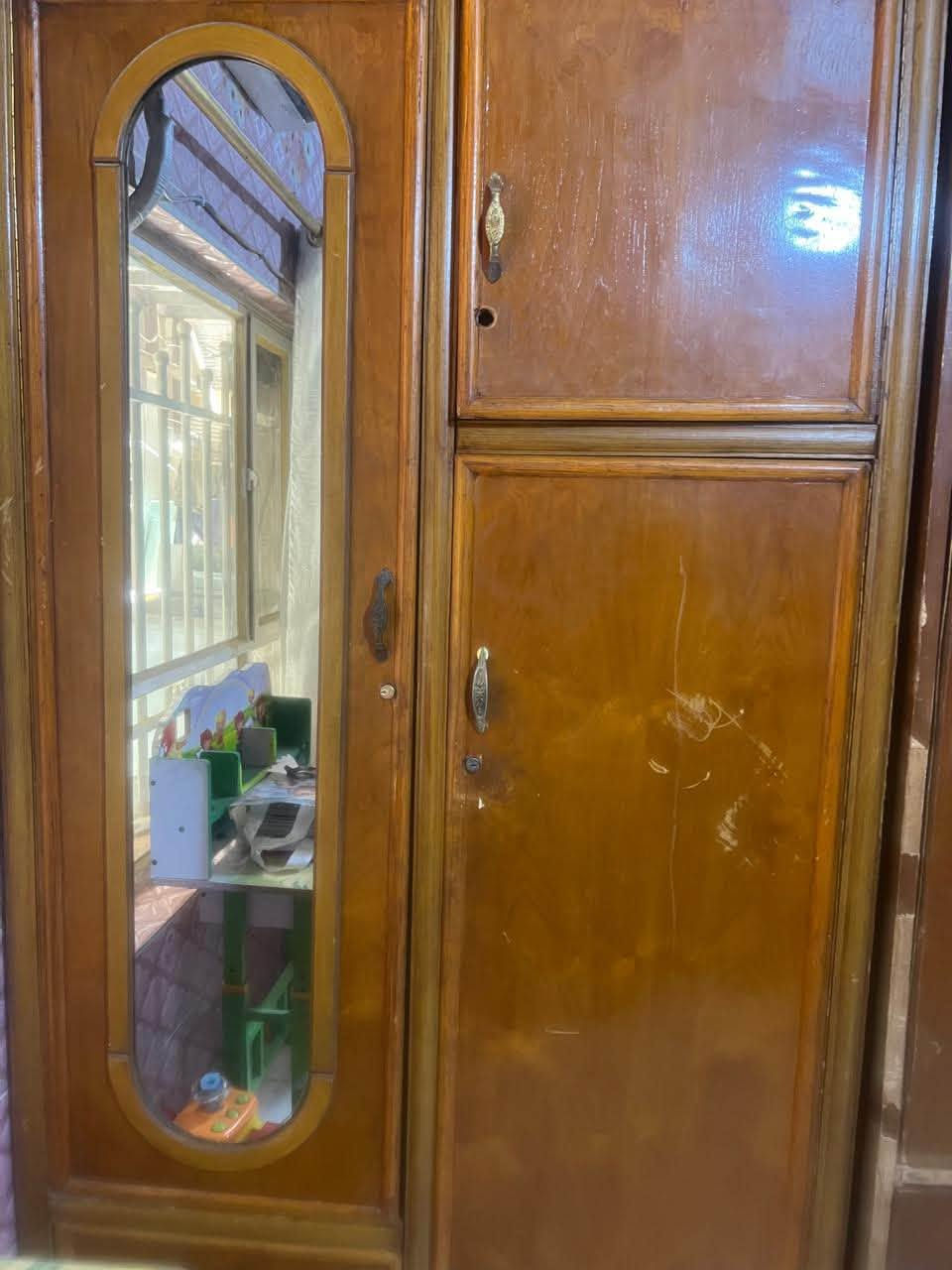 اثاث بيت كامل للبيع ***********
غرفة نوم 5 قطع
تخم قنفات تركوازي 2 قطع كبيرة و3 فردية
تخم قنفات رصاصي 2 قطع كبيرة و2 قطع فردية حمر
كنتور عدد 2  ابو البابين
جرباية ام النفر طابقين
ثلاجة 
طباخ
كاونتر+ملحق
ميز خشب مال مطبخ
تلفزيون قياس 50
رحلة دراسة مال اطفال
زولية 5*4 م
