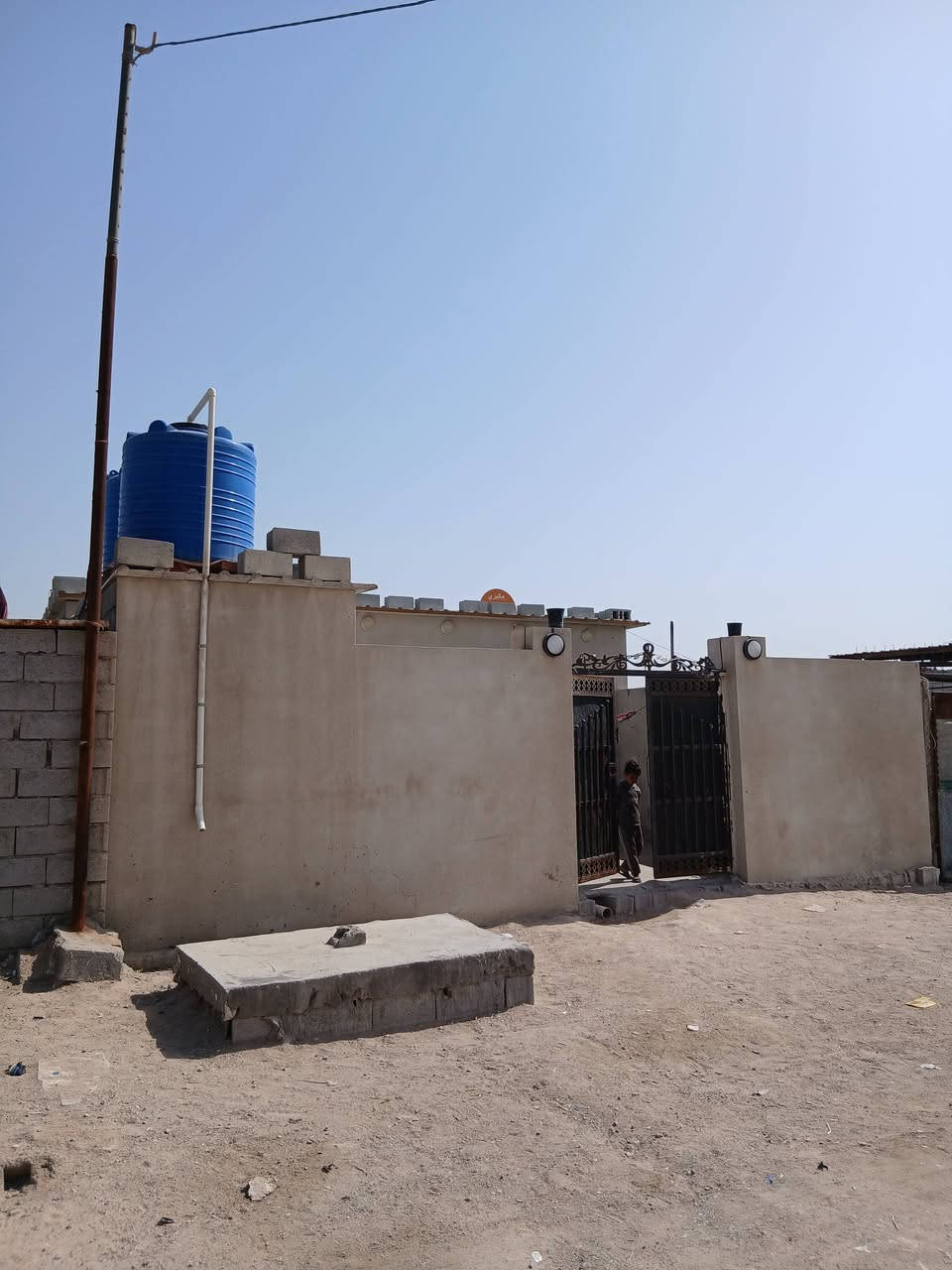 السلام عليكم بيت البيع أبيت تجاوز معليه كص بيت كلش مرتب بيه غرفتين نوم وصاله وصحيات البيع مع الاثاث وغير الاثاث  *********** اتصل وتدلل ع السعر
