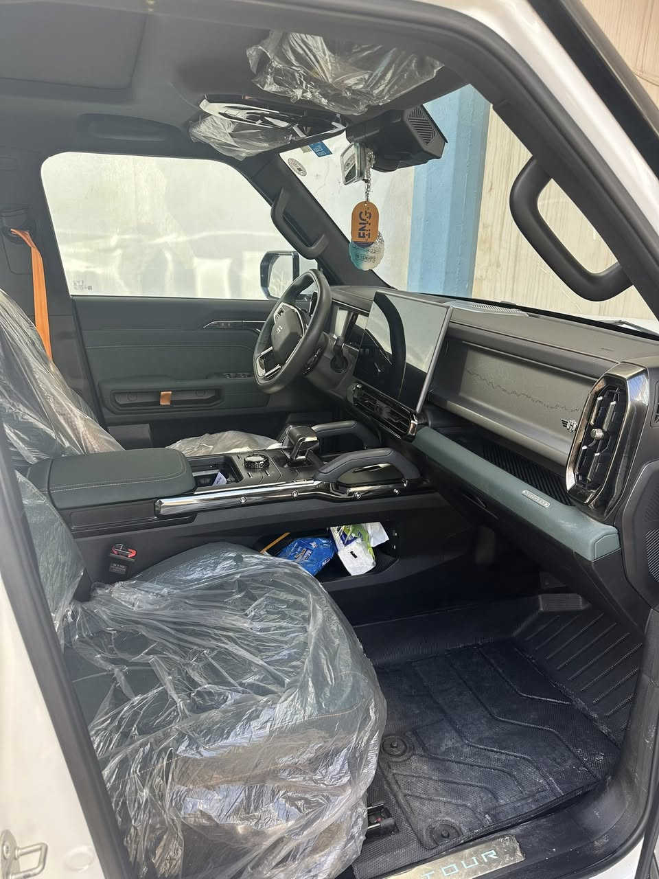 جيتور T2 2025
جيتور T2 2.0L LUXURY

الموديل: 2025 (هارلم)
العداد: 27,000كم قابل للزيادة 

اللون:   ابيض. داخل زيتوني

المحرك: 4 أسطوانات L 2.0 تيربو 254 حصان حقن مباشر
عزم الدوران (نيوتن-م): 390
ناقل الحركة: اوتوماتيكي دبل كلاتش من 7 سرعات
نظام الدفع: نظام دفع رباعي متطور من BorgWarner

الضمان الأساسي: 6 سنوات وعداد كيلومترات مفتوح
ضمان المحرك: 10 سنوات او 1،000،000 
بعدها داخل الضمان و الصيانة كلها داخل الشركة 

المواصفات:

*فتحة سقف بانوراما 1.1م
*إطارات قياس 20 إنچ
*الصندوق شفط
*الشباك الامامي المضاء  بجيتور 
*مثبت سرعة مع رادار تفاعلي
*نظام القيادة شبه الذاتية
*نظام الكبح التلقائي في حالة الطوارئ
*نظام تحذير الاصطدام الامامي والخلفي
*كاميرات محيطية 540 درجة
*حساسات أمامية وخلفية
*نقطة عمياء
*نظام تحذير مغادرة المسار
*نظام المساعدة للبقاء في المسار
*شاشة التحكم بقياس 15.6 إنچ
*شاشة القيادة بقياس 10.25 إنچ
*نظام صوتي متطور 12 سماعة من Sony
*نظام أبل كاربلاي وأندرويد أوتو لاسلكي
*نظام اوامر و تحكم صوتي
*مقصورة الركاب من الجلد الفاخر والكنتارا
*مقعد السائق والراكب كهربائي
*مقاعد السائق والراكب مبردة
*مقاعد السائق والراكب مزود بذاكرة لحفظ 3 وضعيات الجلوس
*إنارة ترحيبية مع إنارة محيطية متعددة الالوان
*عتبات الأبواب مضيئة
*مصابيح أمامية وخلفية أوتوماتيكية LED 
*التكيف التلقائي للضوء العالي
*نظام تقليل الضجيج النشط مع زجاح مزدوج
*المرايا الجانبية قابلة للطي كهربائياً ومدفئة
*دخول ذكي و تشغيل عن بعد
*خاصية إغلاق نوافذ وفتحة السقف عن بعد
*شاحن هاتف لاسلكي سريع
*نظام تنقية الهواء PM2.5 وفلتر N95
*مسند الذراع الوسطي مع ثلاجة
*انماط قيادة متعددة للطرق الوعرة
*وسائد هوائية امامية و جانبية عدد 6
*ماسحات الزجاج الأمامي مع حساس للمطر
*دوسات جانبية
*نظام الفرامل الأوتوماتيكي Autohold
*نظام التحكم بنزول المنحدرات
*نظام المساعدة لصعود المرتفعات
*نظام مراقية ضغط الاطارات

مكان السيارة بغداد /العامريه
***********التواصل ع الرقم واتساب
