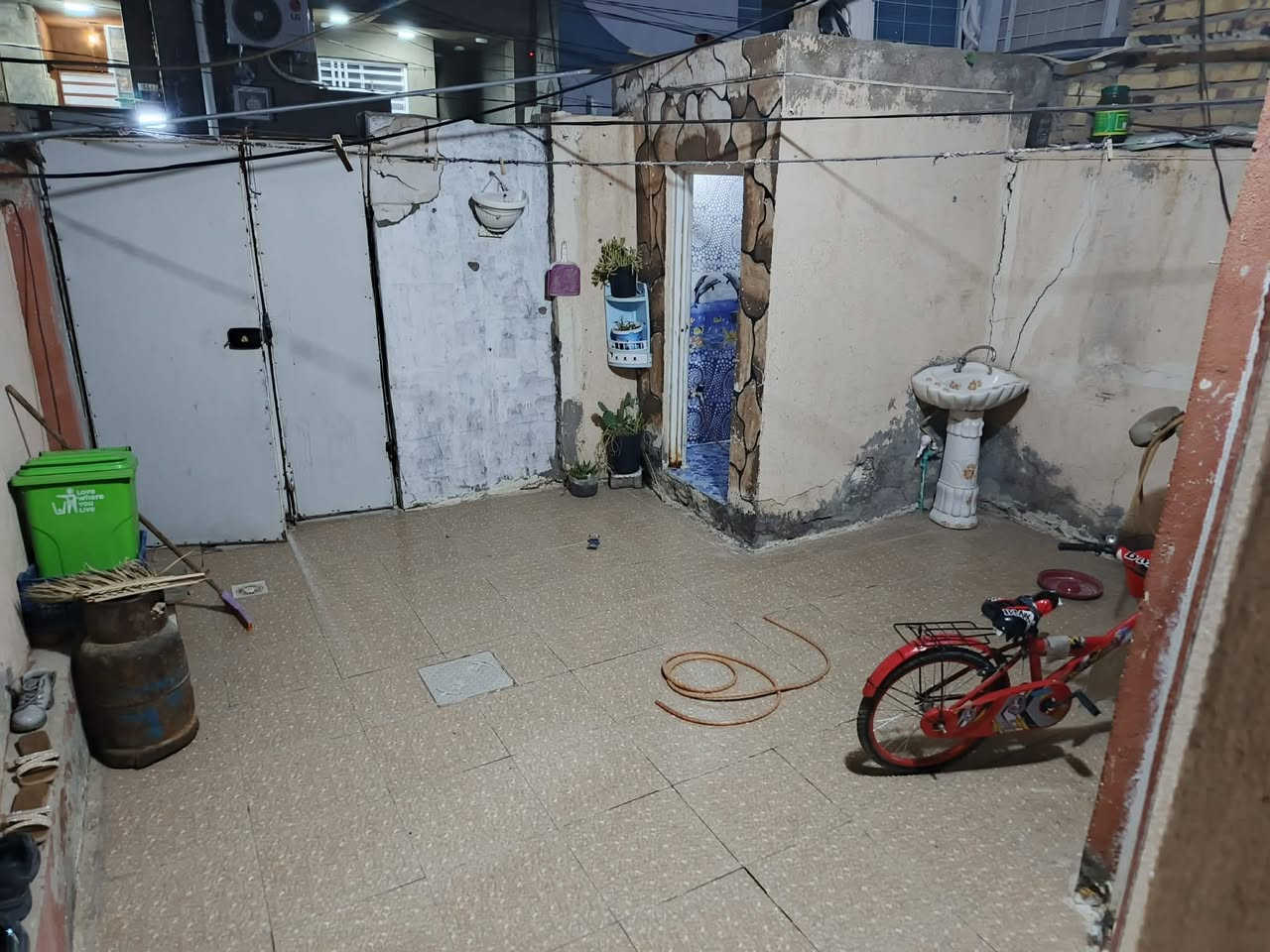 ساحه 125 يتكون الدار من غرفه وصاله ومطبخ وستقبال ومساحه طارمه شارعه 8 عنوان الدار شارع عوده ركن فرع البنجرجي السعر 110 قابل لتفاوض ***********
