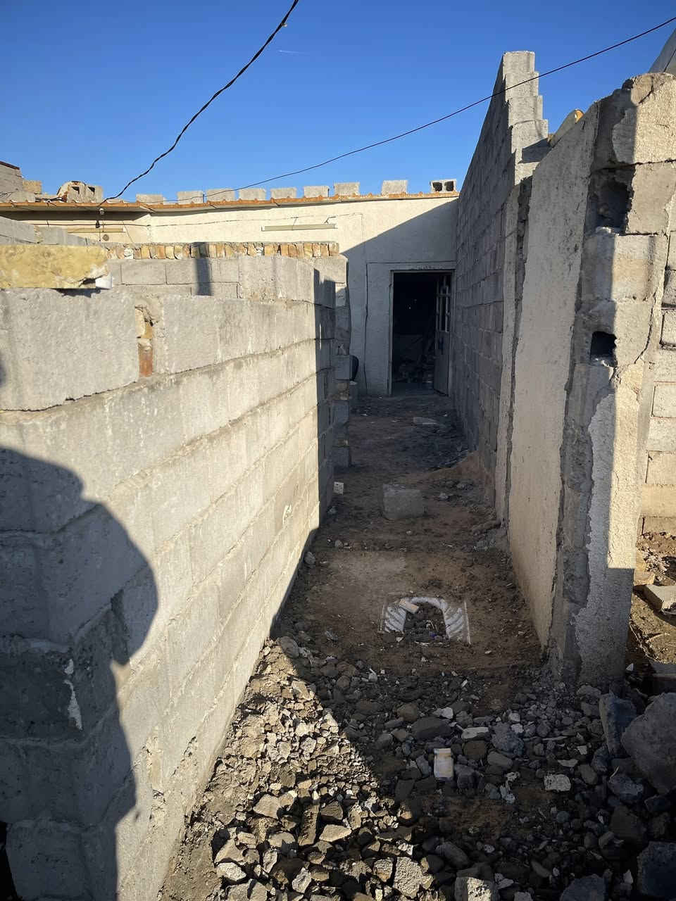 سلام عليكم بيت  بلحسينيه مال الراشديه  تجاوز عل شارع العام بل سايدي مال كهوت المتقاعدين كبال المدرسه الحوه  100 متر غرفه 6 في 5 كامله مسكفه ومخمره  بس المطبغ والستقبال والصحيات بعدهن ماكاملات المواد موجود كله  بلوك وسمنت وباب الحوش وبابين خشب اواحد للغرفه واحد للستقبال وباب حديد للستقبال وباب حديد للممر وبابين المنيوم واحد للحمال وللتواليت  وباب حديد للترك وبي ابي وبي كيبل وطنيه واكو وره البيت مساحه كد غرفتين مسيجه ودافنه  السعر 10 وبي مجال ***********
