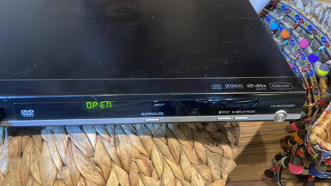 مشغل الأقراص Toshiba DVD Player Model: SD-680KYس : DVD، DVD-R/W، DVD+R/W.الصيغ المدعومة: يشغل ملفات الوسائط الرقمية مثل MP3، JPEG للصور، وملفات الفيديو المضغوطة DivX.نظام الصورة (Video): متوافق مع نظامي PAL و NTSC مع ميزة المسح التدريجي (Progressive Scan) لتحسين جودة عرض الفيديو.الصوت: مزود بمخرج صوت رقمي محوري (Digital Coaxial Audio Output


**إذا كنت صاحب هذا الإعلان وتريد حذفه لأي سبب، رجاءا أرسل رسالة إلى الدعم الفني**