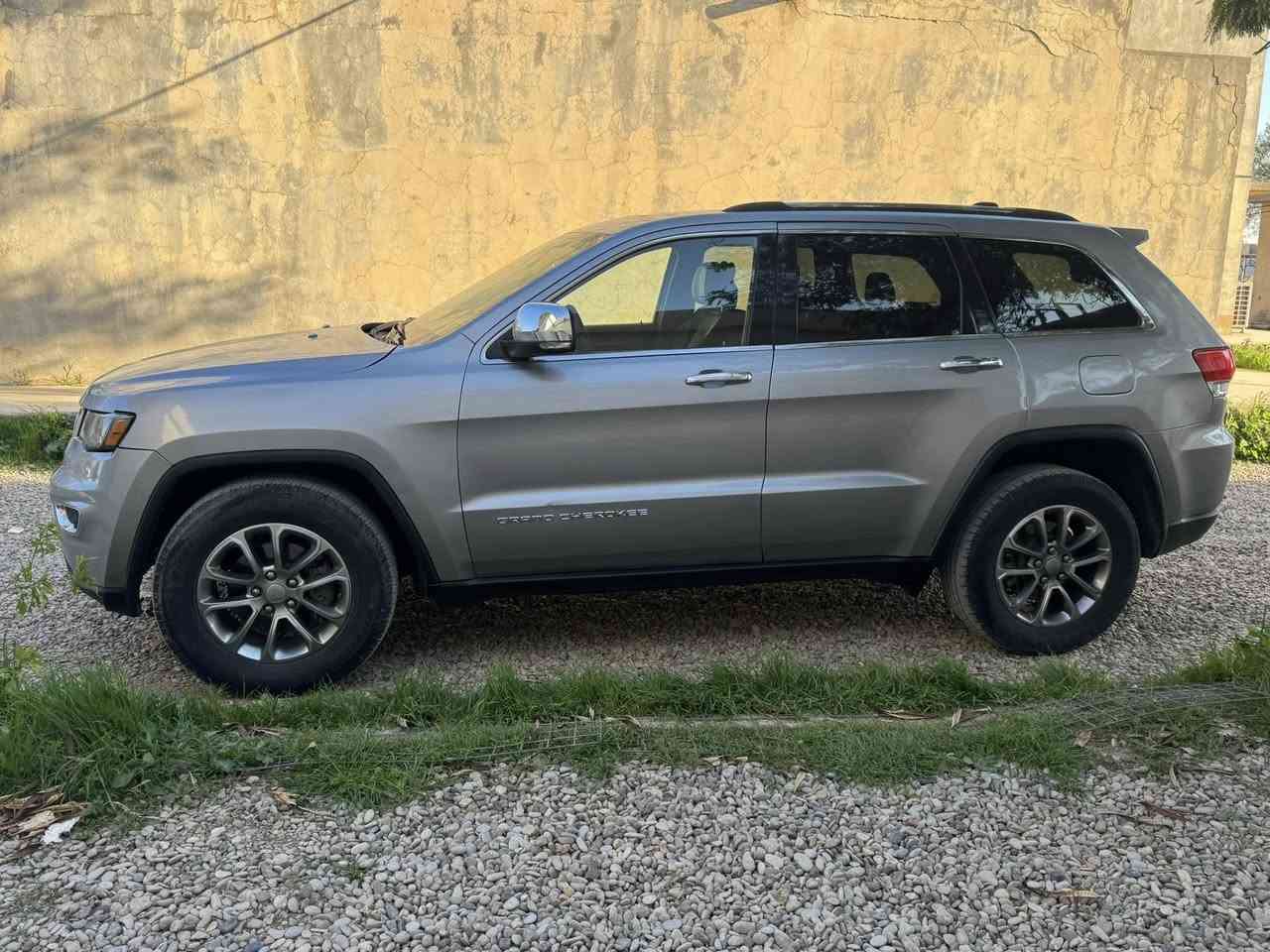 جيب كراند شيروكي 15 
فول مواصفات لمتد 
سياره كصه خلفي 
بانوراما مفوله مواصفات للاخير 
سياره جاهزه ترايك للبصره 
السعر 85 $ ومجال 
*********** واتساب 
مكان السياره صلاح الدين
