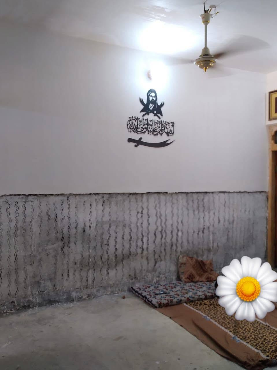 بيت للبيع. 100 متر . بلديه  يحتوي ع . غرفه .صاله . مطبخ . صحيات . داخليات او . خارجيات .  استقبال بعده مامسكوف . السكف كونكريت ا ساس . كونكريت  العنوان وره ملعب النجف الدولي . للاستفسار. ***********
