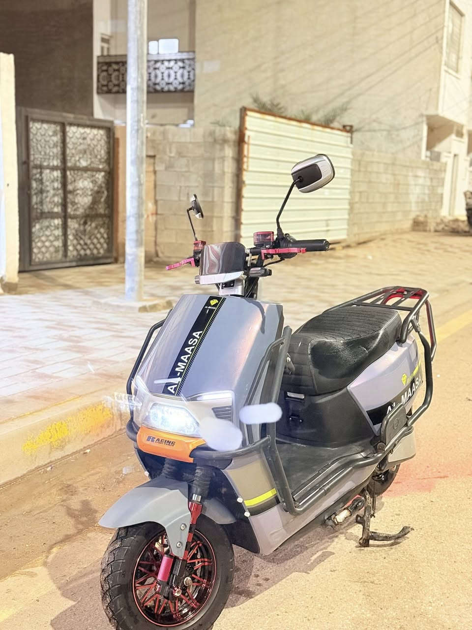 السلام عليكم 

موطور شحن للبيع 
موديل 2025
بطاريات 6 علفحص
مستخدم قليل 
النضافة كبال عينكم
السعر500 
الهاتف ***********
مكاني الرمادي التاميم 
يم جسر الحوز
