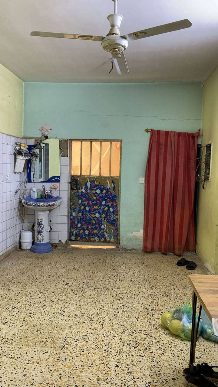 من رخصة صاحب المنشور 
بيت للبيع في حي الرئاسة مقابل العبيدي شارع جامع الامام علي المساحة 300 متر 12 *25 يحتوي على حديقة كبيرة وغرفتين نوم وترك خلفي وجانبي وحولي درج وحمام كبير وتواليت في الداخل والخارج واستقبال وهول ومطبخ وكراج للسيارة. ***********
