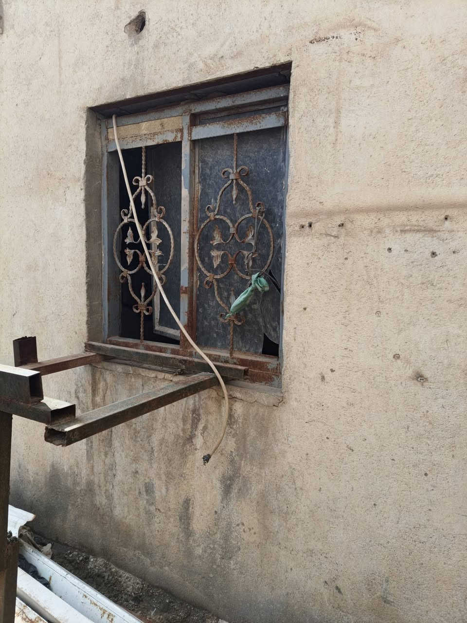 السلام عليكم سقايف عدد ٤ قياسات مختلفه وشبابيك وبيبان حديد مالات غسل وماطور عمودي ٢انج ٧حصان ٣فيز للبيع قيم واخذ التفصيخ عليك قرب بانزين خانه الجيل حي النفط ***********
