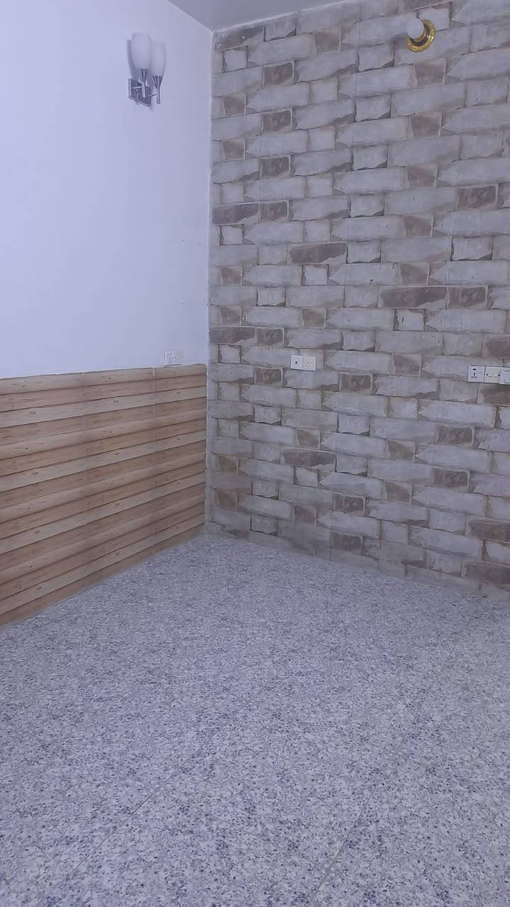 السلام عليكم دار للبيع في حي البساتين شارع احمد الوائلي فرع قصابة ومشويات الموسوي المساحة واقع حال 53م واجهة 3.55م في نزال 15 يحتوي على صالة ومطبخ وغرفة نوم وخدمات في الطابق الارضي وغرفة وخدمات في الطابق الاول لايوجد فيه اي ضرر السعر المطلوب 80 وقابل للتفاوض للاستفسار الاتصال على الرقم *********** والرقم الثاني ***********
