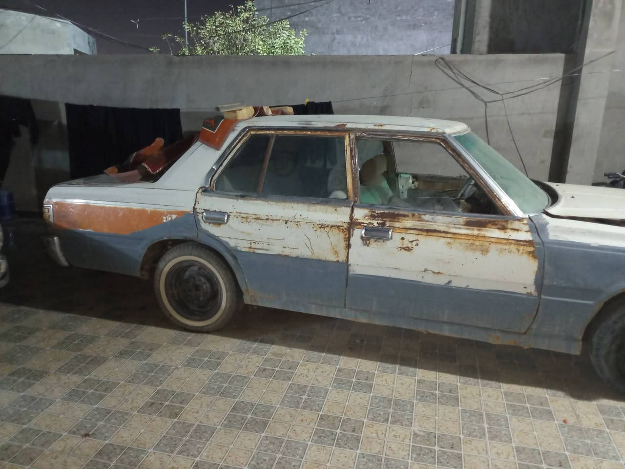 مرخصة الادمن گراون 1982 تخم تاير حدايه خير من الله مكينه وكير مكفولات vvt2500 بس بيها الچبنه البين مكينه والكير ذب  خلي بانزين ودهن وترايك لبصره بس سياره متروكه صار اقل   شهر تقريبا رحت لشغل خارج الديوانيه وتركتها كهربائي شغاله بس لايتات يرادلها گلوبات ماو وكفتني فد يوم الله شاهد وكاله عامه باسم صاحبي تريد مداور تريد وكاله باتري جديد هيئه وغرامه ما اعرف شكد عليه السعر 11 وبيها مجال 
العنوان الديوانية 
رقم ***********  اتصال واتس موجود وتجي وتشوف بعينك خير من الله السياره بلا زحمه السعر معجبك او السياره اعبر المنشور الله شاهد لو ما عندي شغل خارج المحافظه جان ضليت بيها على باب الله ملاحضه كاتها الوصخ🤣المكينه بس شوفها تشرد من تراب والوصخ
