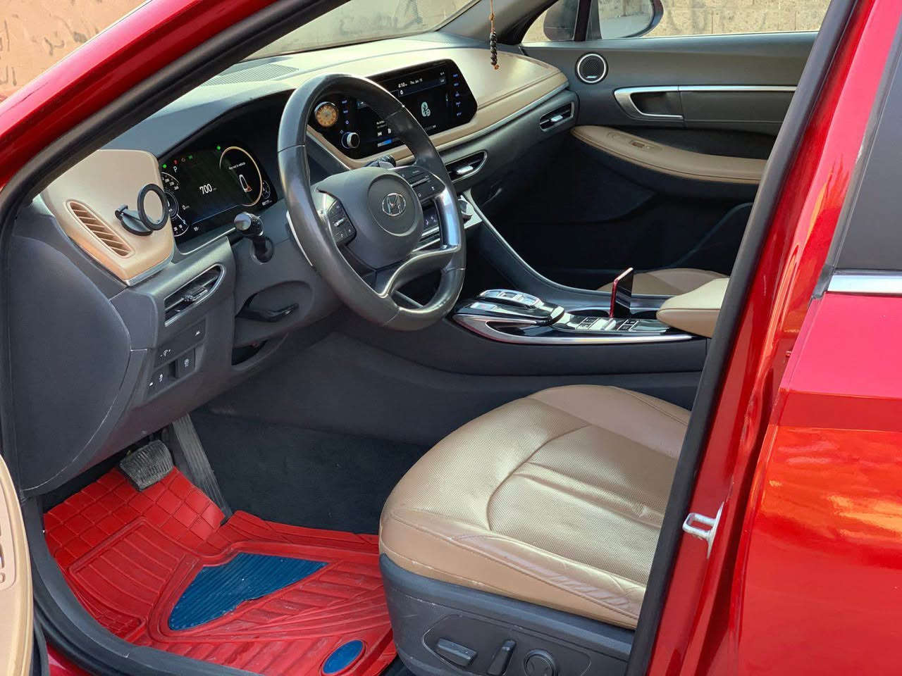 السلام عليكم 
 سوناتا 2020 لمتد وارد امريكي 
فول مواصفات: داتا شو ، كامرات 360 محيطية، بصمة، بانوراما ،تتقدم وترجع بالبصمة ، اوتو بارك، تشغيل عن بعد مقاعد كهرباء، هواي بعد مواصفات غيرهة
الضرر:  بيها قطعتين من اميركا وهنا بيها جتاف وقطعه خلفيه بسبب الجراد بدون ضربه
السعر: 169$ وبيهة مجال 
الاستفسار:*********** بغداد, العراق
