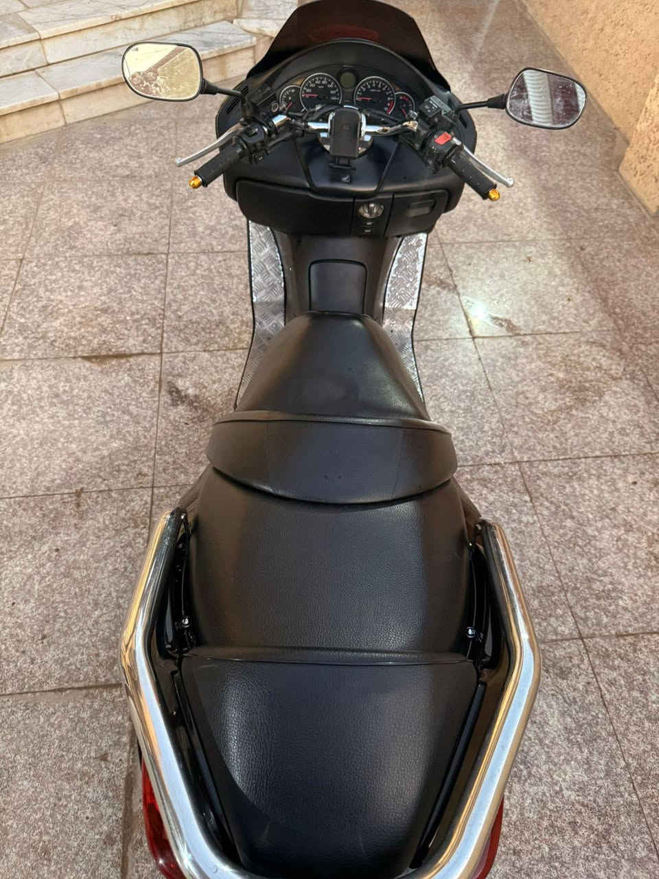 السلام عليكم
مكلف بالنشر
#فورزا_08 

دراجه رمبه كفاله من كلشي وانظف من الصور 

ماشيه ٢٦ الف حقيقي 

دراجه عميه 

بلاديه من كلشي برغي مامفتوح بيها من كفرات من مكينه من كلجات من اكسل 

مكانها ذي قار قضاء الدوايه 

السعر ١٤ ونص وبيها مجال قليل 

‏‪***********‬‏
