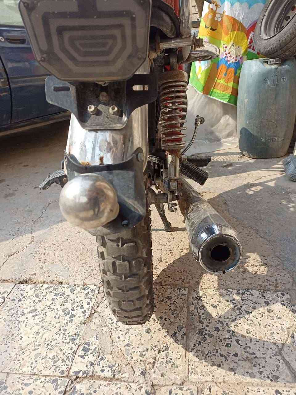 دراجة 4 كير موديل 2023 للبيع - سعر  (300 ألف)
المواصفات والحالة:
الموديل: 2023 (4 كير).
المحرك: مجفت مرة واحدة، الدراجة حالياً متروكة.
الوضع الحالي: تشتغل هندر واحد وتطفى (محتاجة بس إدامة بسيطة وتبديل دهن )
النواقص: (طبلة بريك خلفي + لاستيكات ويل) وموضحة بالصور.
التفاصيل:
السعر: 300 ألف دينار 
المكان: بغداد - حي الجهاد
للتواصل : ***********
ملاحظة: الدراجة بدون اوراق
