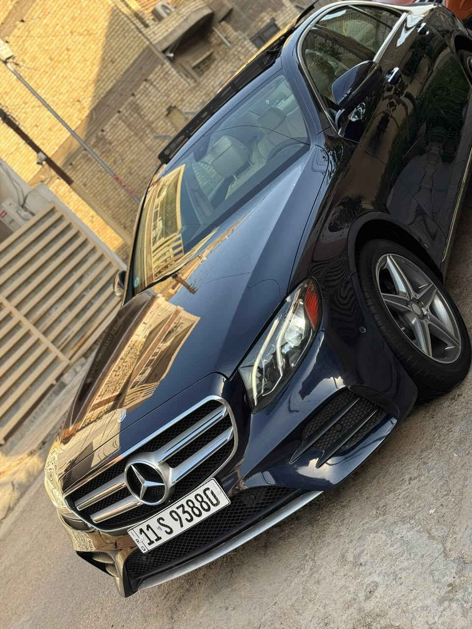 للبيع مارسدس  E300 موديل 18 حادث بسيط بدون ايرباك ضمان دولي بصمتين رقم بغداد حرة باسمي هزة جديدة مواصفات:
بانوراما 
داخل جلد ابيض + صاج ملكي
شاشة+ كامرا دوارة
داخل انارة متغير 64 لون + انارة تبريد
كشنات خزن ميموري ثنينهن + كهرباء
تدفئة كشنات
شحن لاسلكي واير ليس
سيتم صوت BURMESTER
حساسات ٣٦٠ درجة
دبل ماوس تحكم
انارة داخلية led
رادار جانبي + نقط عمياء
رادار امامي + تحديد مسار
نظام Auto park
نظام Auto stop
مودات قيادة(eco,comfort,sport,custom)
جنطة كهرباء
وباقي المواصفات المعروفة والسيارة جديدة وكاملة مكملة اي نقص مابيهة (صفر مسج) وماشية ٦٠ الف وحادثهة كلشي بسيط جاملغ وبنيد ومبدلات اصليات نفس اللون بدون صبغ بدون دواخل وايرباك  وصور الحادث موجودة عندي عالخاص والسعر 250$ للاستفسار ***********
