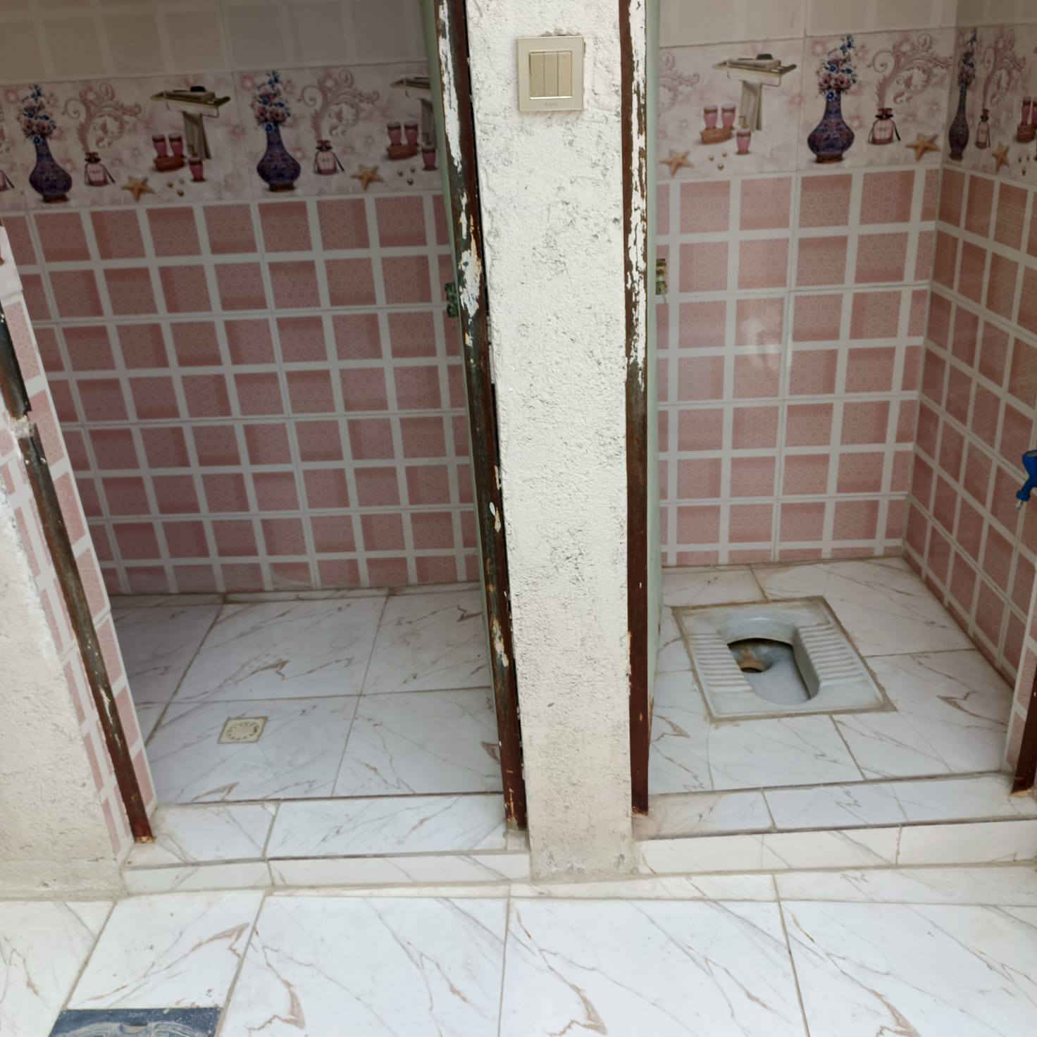 دار عدد 2 لبيع او ايجار  شغل مثل ما اضح بصوره شغل نضيف وخبل 
مساحت دار 50 متر تبعد عن شارع العام 50 متر شارع جاهز لتبليط خدمات كامله ماي مجاري كرهباء  يبعد عن لامام 6كيلو فقط في حي رباب عله شارع كربلاء طوريج بسعر 22مليون فقط لستفسار ***********
