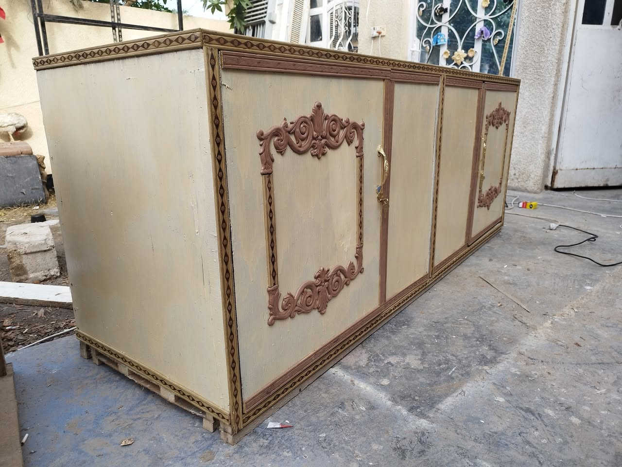 يا الله السلام عليكم بوفيه صاج داخل خارج شغل توصا مو سوكي سعر 65 الف مكاني ابو غريب ***********  ***********  تفاصيلهه طول مترتين  وعشرين ارتفاع متر  نزال 70 وبالعافيه لتصير من نصيبه
