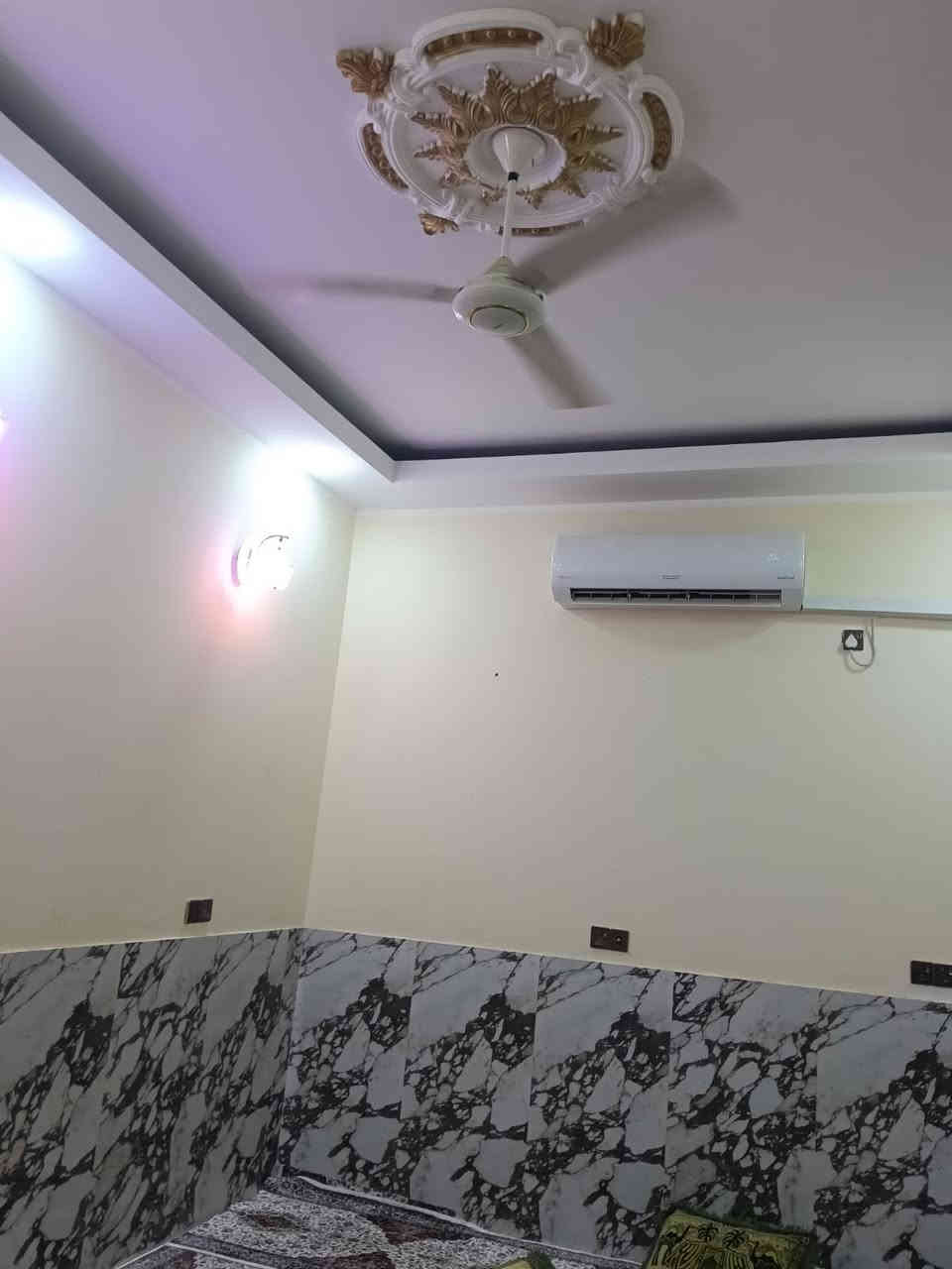 بيت للبيع مساحه 100 ركن ثلاث طوابق 6 غرف نوم صالتين استقبال 4 صحيات بناء طابوق كونكريت درجه اولى سنه 2023 السعر 115 +مطلوب اسكان 67 تسديد كل شهر 320 الف للمصرف يتحول عالمشتري العنوان حي اريدو قرب مدرسه صانع النصر للأستفسار *********** مكتب البدري للعقار
