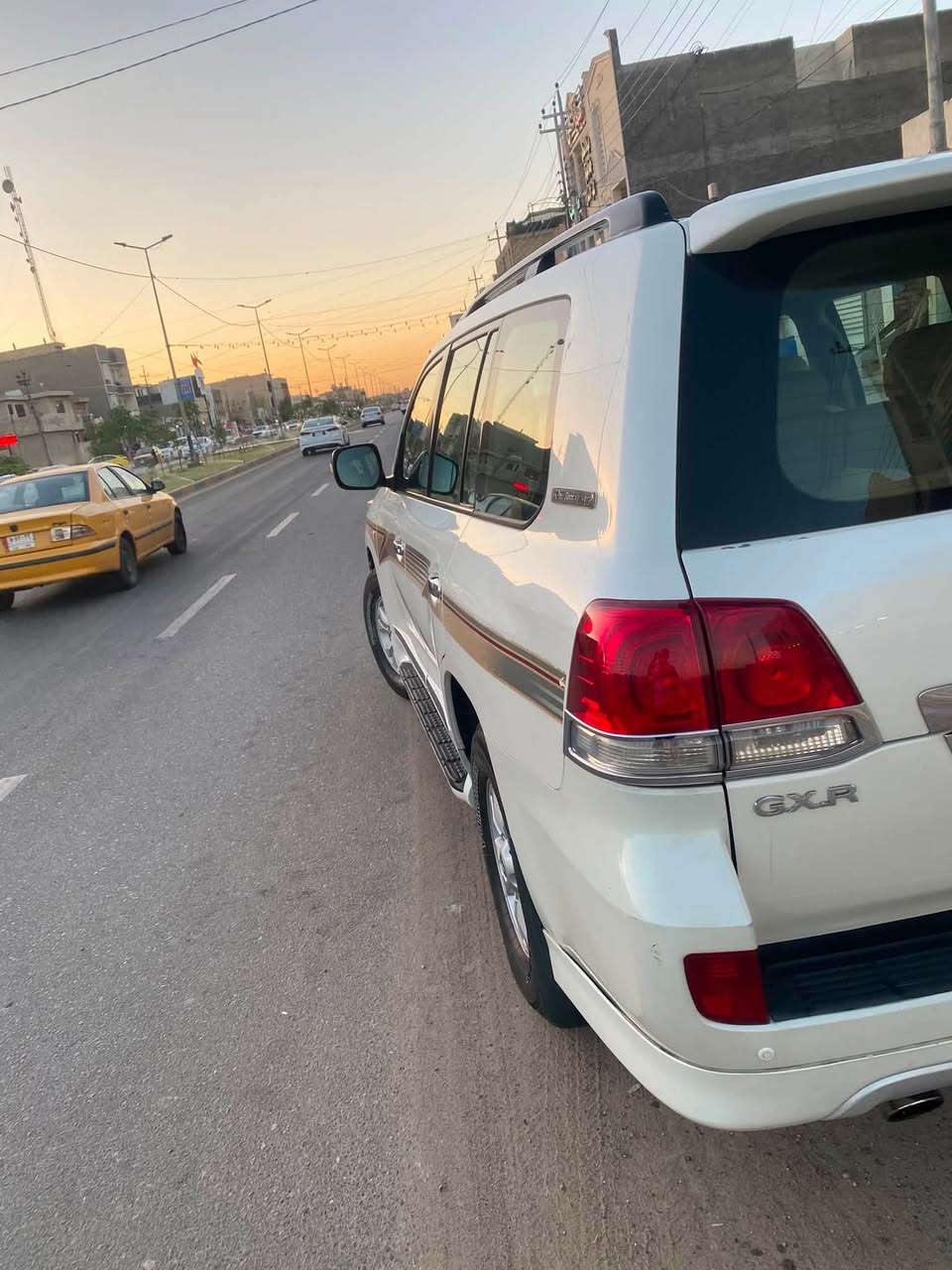 سلام عليكم لاند كروز موديل ٢٠١٠ السياره بلاديه بيها مكانين بارد وصبغ دعميات عدى هاي مبيها قطره صبغ ملاحضه سياه صار بيها تكشير بل بنيد شويه وبل قماره الموصفات 
بيمه تشغيل 
بصمه ابواب 
فتحه سقف
ثلاجه 
سيارت فطيم رقم سليمانيه باسمنه تحويل ثاني يوم السياره كير مكينه بلاديه ممفتوحات
السياره كامله مكمله مابيها اي نقص حتى تخم تاير جديد قبل اشهر شديته 
السياره عارضيها ٢٦٥ وبيها مجال كلش قليل مكان السيارت بغداد حي الجهاد
الاتصال ***********
