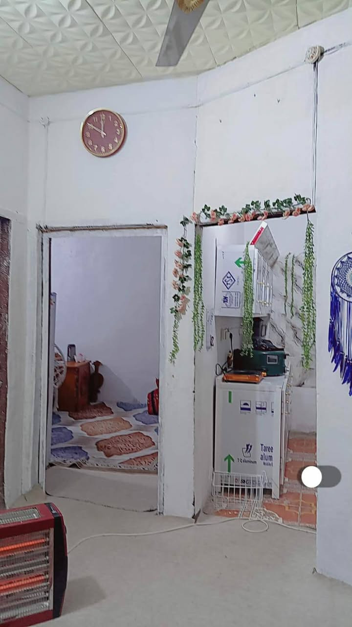 بيت زراعي للبيع 100متر نظيف مكانه نزله البو فياض حي المهندسين عرضه الشارع مالته 20متر متكون من غرفه وصاله ومطبخ واستقبال وصحيات امامي البيت سعره 38وبي مجال قليل التواصل على هذا الرقم ***********
