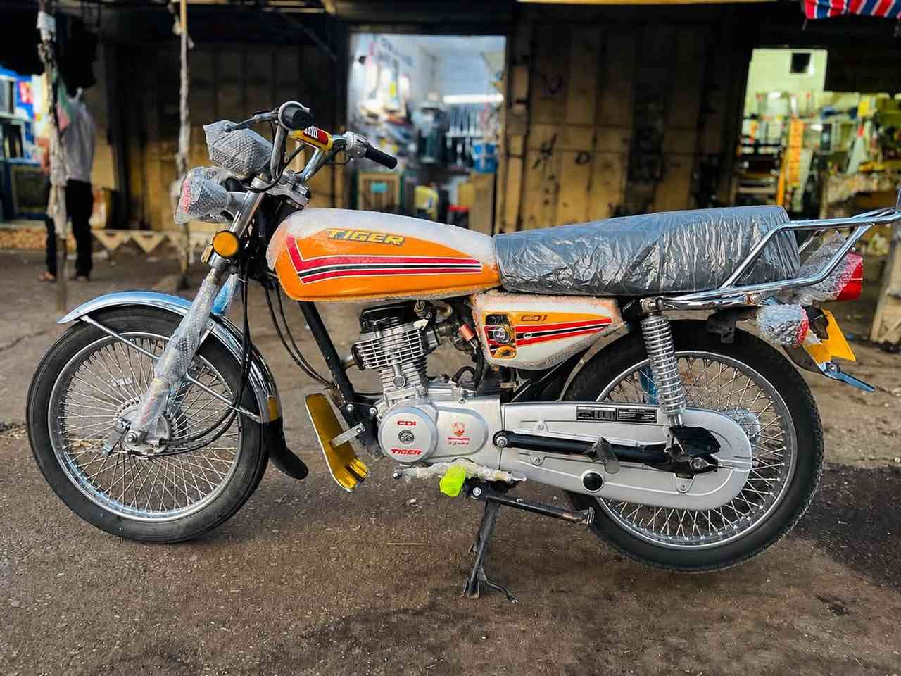 🏍️ دراجةتایگر هونزدە.   4 گیر.  (TIGER HONZDA) موديل2020
دراجة جديدة (لوك)، تشبه الزيرو وماشية شي قليل كلش. كل شي بيها بشرط الفحص وعلى بلادها.

🛠️ المواصفات والشروط:

 المحرك (المكينة): بشرط الفحص (ما مفتوحة نهائياً)، ما تنقص دهن وما بيها أي دخان. مكينة قوية وجديدة.

 الشاصي والبدن: كل النواحي بشرط بلاد، وحتا لسویجات مالتها الأصلية مال بلاد.

 الأوراق: المنيفيست الأصلي مال الشركة موجود وياها.

 الكهربائيات: منظومة الكهرباء كاملة والشاشة (کلە شغال) كله شغال وبشرط الفحص.

 التايرات والبريكات: التايرات اثنينهم جدد، والبريكات مضبوطة كلش وما بيها أي نقص.

💰 السعر والعنوان:

 السعر:500 دينار (ألف دينار).

 العنوان: كركوك - الشورجة، قرب مطعم حمه ناصر.📍📍

📞 للاستفسار والشراء:

 رقم الهاتف: ***********

ملاحظة للمشتري: الدراجة على الواقع هي تحچي عن نظافتها ومتانتها، وكل شي بيها ينباع بشرط الفحص والضمان.

🔱🔱🔱🔱🔱🔱🔱🔱🔱🔱🔱🔱

🏍️ ماتۆڕیتایگەر 4 گیر(TIGER HONZDA) مۆدێل2020 

ماتۆرێکی زۆر زۆر تازە و لۆک، هاوشێوەی سفرە و زۆر کەم کاری کردووە. هەموو شتێکی بەشەرتە و لەسەر بیلادی خۆی ماوەتەوە.

🛠️ تایبەتمەندی و مەرجەکانی ماتۆڕەکە:

 مەکینە (بزوێنەر): بەشەرت،  (نەکراوەتەوە)، بەبێ سەرفکردنی ڕۆن و بەبێ دووکەڵ (بخار). مەکینەی توند و لۆکە.

 شاسی و بەدەنه: هەموو لایەکی بەشەرتی بێلادە، تەنانەت سوویچەکانیشی بێلادین.

مەنەفێسی شەریکەیی خۆی لەگەڵ دایە

 سیستەمی کارەبا:، کارەباییات و (دەشبۆڵ)ی بەشەرت و بێ کێشەن.

 تایە و برێک: هەردوو تایەی لۆکن و برێکەکانی زۆر مەزبوت و بێ کێشەن.

💰 نرخ و ناونیشان:

 نرخ:500, دینار (پێنج سەد هەزار)

ناو نیشان شۆرجە نزیک چێشت خانەیی حمە ناسر📍📍

📞 بۆ پەیوەندی و کڕین:

 ژمارە تەلەفۆن:***********

تێبینی بۆ کڕیار:ماتۆڕەکە لە کاتی بینیندا خۆی شاهیدی پاكی و توندوتۆڵی خۆی دەدات، هەموو شتێکی بە شەرت دەدرێت.
