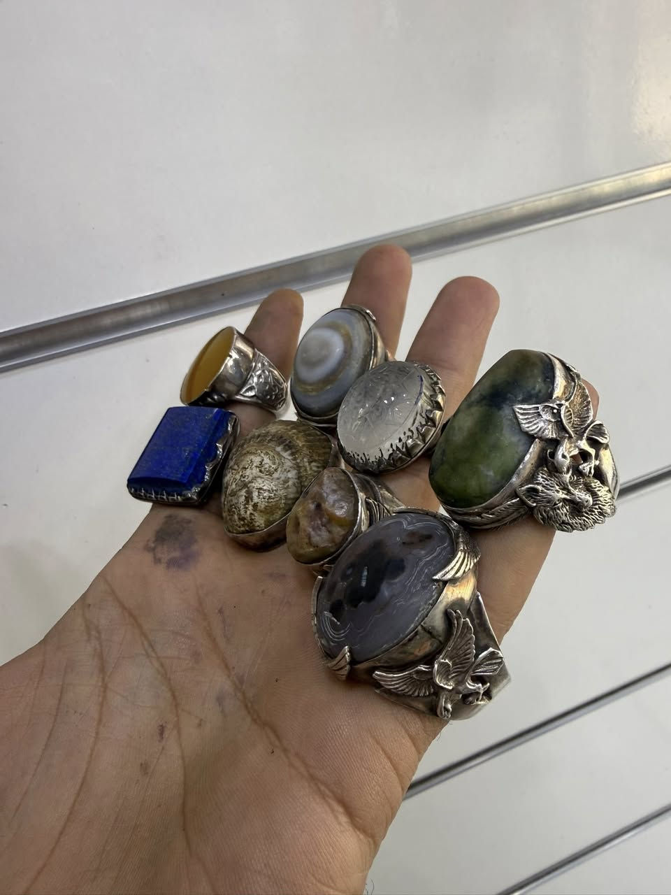 السلام عليكم محابس فضه 925 كل واحد وسعره صياغه عراقيه الي ميعرف ب اسعارهن يعبرهن جزاكم الله خير اخوتي 
عنواني بغداد التراث قرب تقاطع درويش *********** 
توصيل ماعندي
