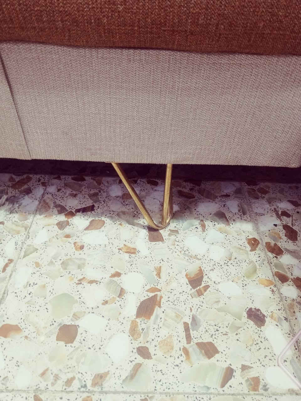 طخم قنفات 10مقاعد ديوان مع 4كوشات نظيف جدا مستعمل 15يوم ارجل ستيل للبيع الاتصال ***********
