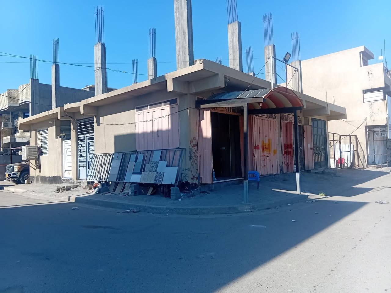 محلات وشقه ١٥٠متر وجه ١٠نزال ١٥ بصف الجم السعر ٣١٠ للأستفسار ***********
***********
