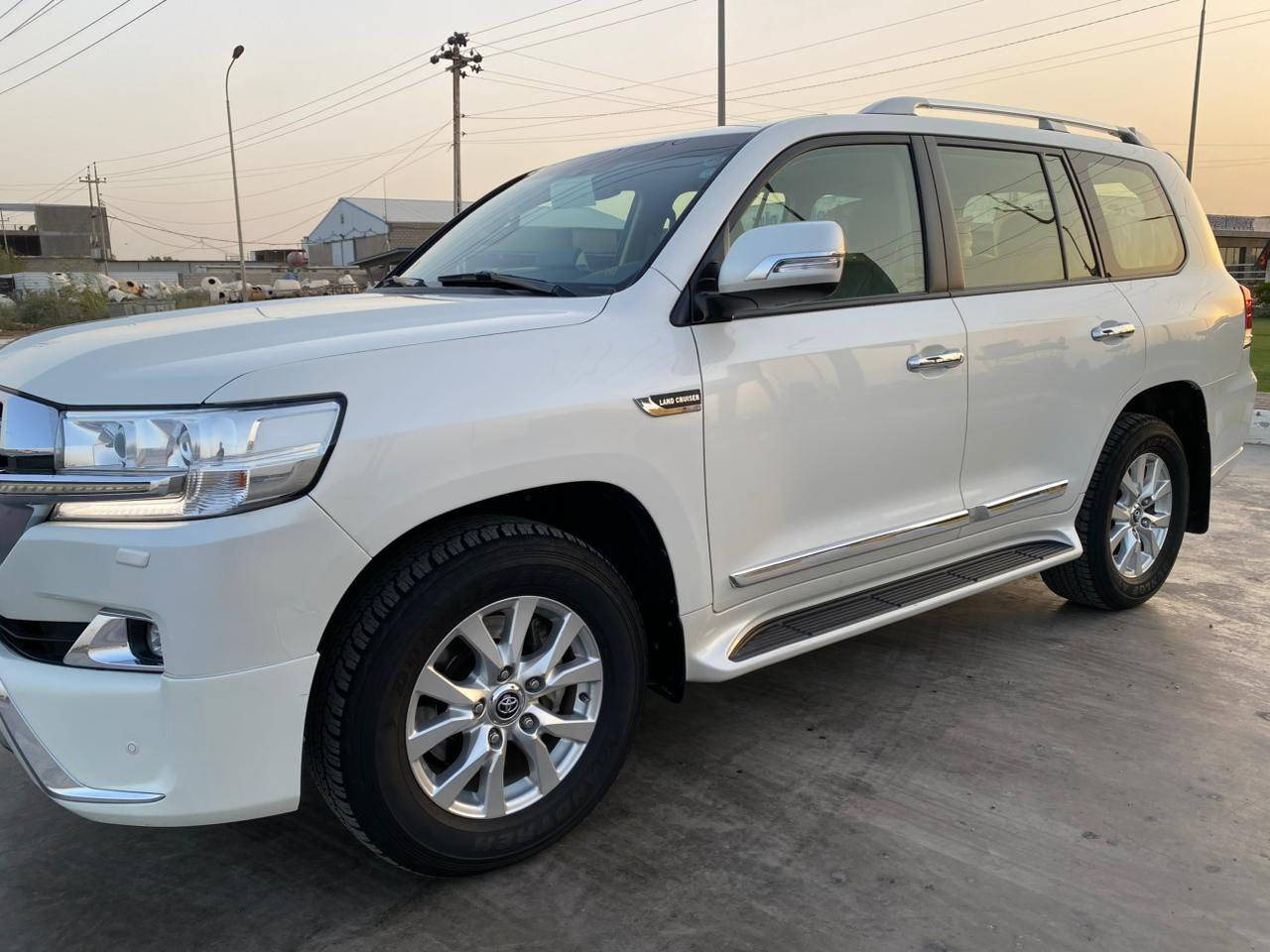 السلام عليكم لاندكروزر 2018 فطيم ماشية 100 الف قابلة للزيادة 8ايرباك كشنات كهرباء محرك 6سلندر رقم سليمانية تخم تاير مابيها اي نقص  مكفولة عدا بارد موضح بالسونار السعر 495بيها مجال بسيط للاتصال ***********
