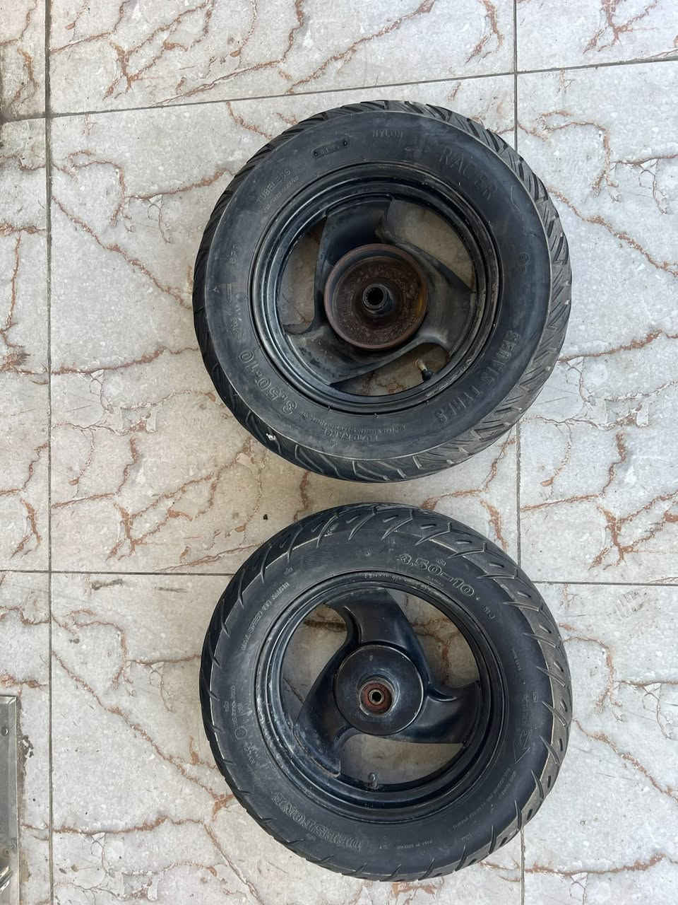 السلامً عليكم وياله وتايرات قفل 50 ذيل معه بك لايت قفل 20ترايش قفل 10 الاتصال ***********
