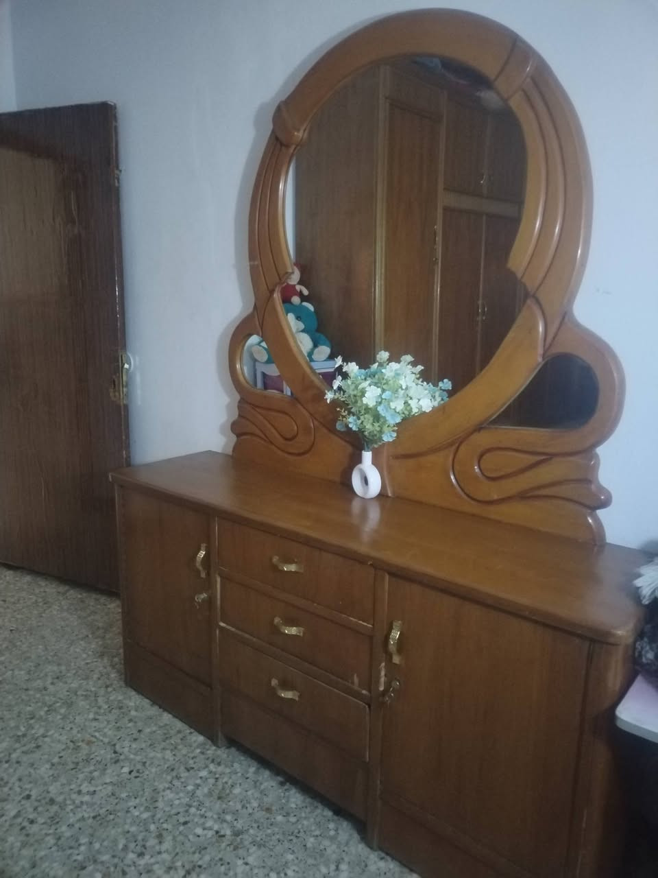 السلام عليكم عندي كاونتر حديث للبيع الداخل المنيوم والأبواب hdf والسطح مرمر قياس ١٠ أمتار وعندي غرفة نوم صاج عراقيه طابقين للبيع الشراي يتصل***********
