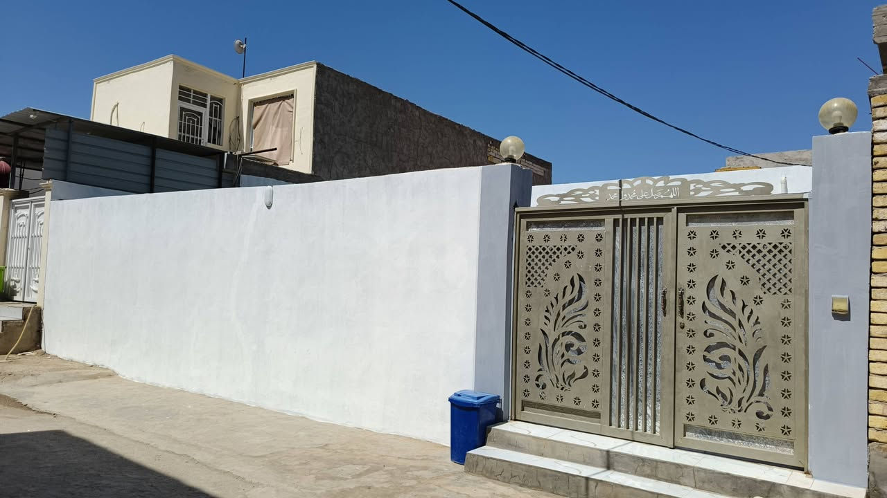 سلام عليكم  250متر للبيع اساس صب كونكريت بناء بلوك وعكاده يحتوي على غرفتين او صاله وستقبال ارضيه بورسلين سقوف ثانويه شارع المطار جديد بشارع علكم بشارع حاتم الخير نهايت المقرنص   سعر 68 او بي مجال ***********

