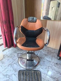 كرسي حلاقه للبيع شغال كلشي مابي السعر 100 وبي مجال الاتصال 07862234634