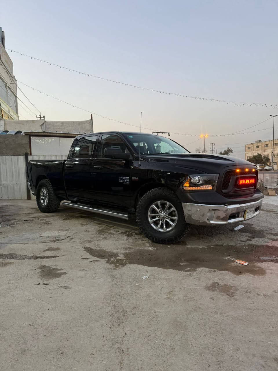 السلام عليكم للبيع او للمراوس ونطي فرق
اقره تفاصيله كامله اله تتصل 
دوج رام 2020 هيمي رقم بغداد دولي هزه وسنويه وارقام جدد باسمي قبل يومين حولته
مكينه 8 سلندر 5700 بدون دوانز
مبرمجه على بانزين عادي 
حادثه واضح بصور وسونار منشور بدون دواخل ابد 
بيه تبديل قبق جنطه وبنيد نفس لون
وحافه قماره من وره وكع عليه اعلان ع كده نصبغ 

المواصفات نص فول
باب طويل 
شاشه جبيره وكامره خلفيه دواره
شاشه عطلات 
حساسات اماميه خلفيه
كشنات كهرباء وتدفئه ستيرن تدفئه 
تو ويل 
مري شفط اشاير بلمري واناره بلمري 
قطعتين تبريد 
جامه خلفيه تنفتح كهرباء 
تشغيل عن بعد 
دوسات بلاديه 
بك لايت لد 
كزوز رياضي 
تايرات جبليه اصليه وياها تخم تاير الابلادي مالته هم انطي وياها
كير ومكينه بلاديات 
كير ومكينه وصدر وتبريد مكفولات 

سياره نقصه فقط انو تتعله شويه 
مكانه بغداد سيديه 
***********
السعر 195 وبيها مجال بسيط
