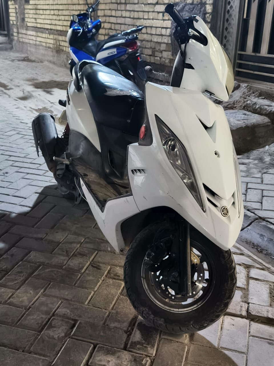 السلام عليكم دراجه جي تي آر لل بيع الدراجه خير من الله و نضيفه صارله ٦ اشهر من نزلته من رمبه الدراجه الصبح نكره الله شاهد مكان مدينة الصدر شارع الفلاح السعر ٩٠٠ وبيه مجال حك الجيه و الدراجه نقصه بس جامه مال بكلايت الخلفي بس وهاهيه وإذا تريد جيب فيتر وياك و تعال  الرقم ***********
