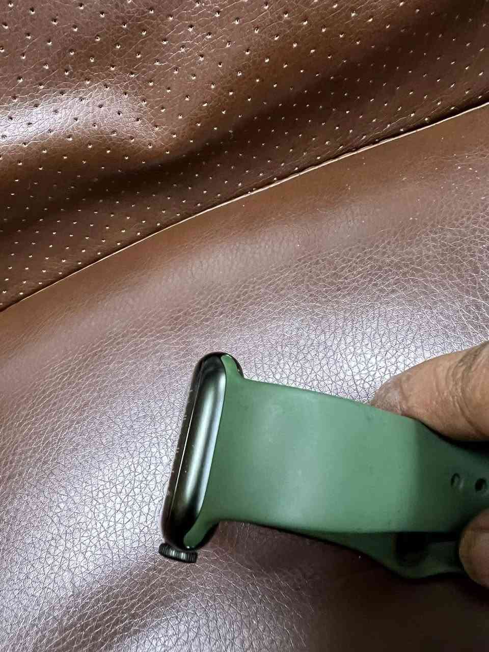 السلام عليكم 
 
للبيع    ساعة ابل وچ 

الجيل    السابع  

حجم     45 ملم 

لون   زيتون  

بطارية  🔋           100 

مبيها اي مشكلة شغالة    بيها سكراش بالشاشة بسيط  

والشاصي  مثل مموضح بالصور     بدون ملحقات   

السعر 175  

العنوان بغداد  حي الجامعة  

رقم   ***********
