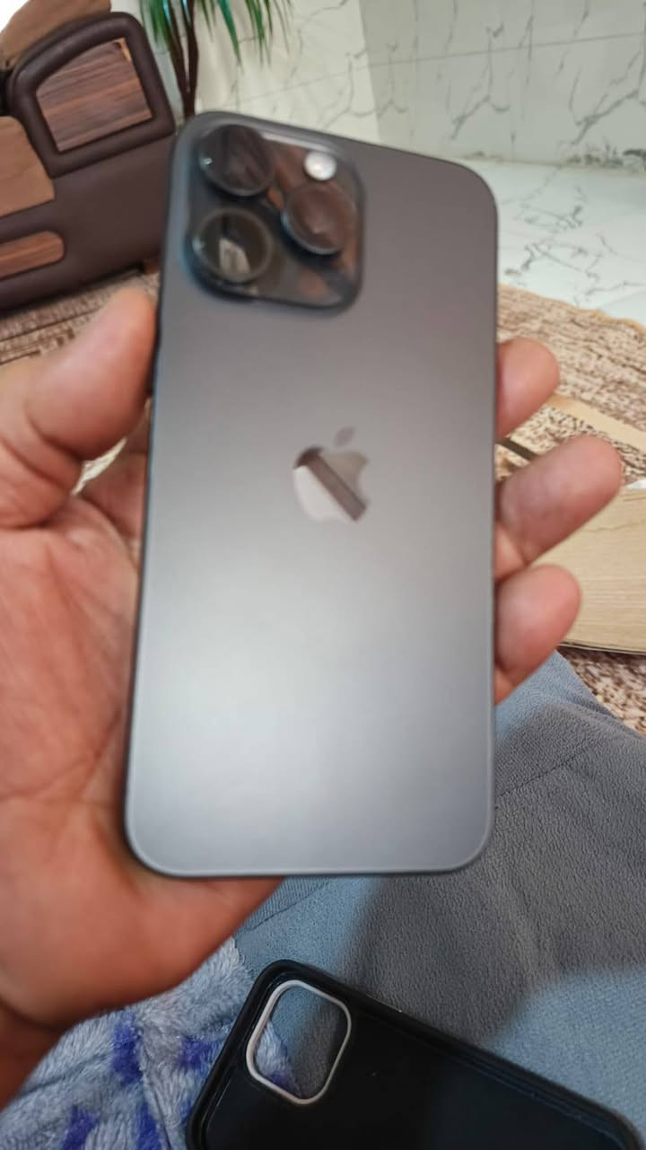 إيفون 15 بروماكس
ذاكرته 256
 بطاريه 86 مفتوح مبدل شاشه
سعره 850  وبي مجال قليل 
***********
