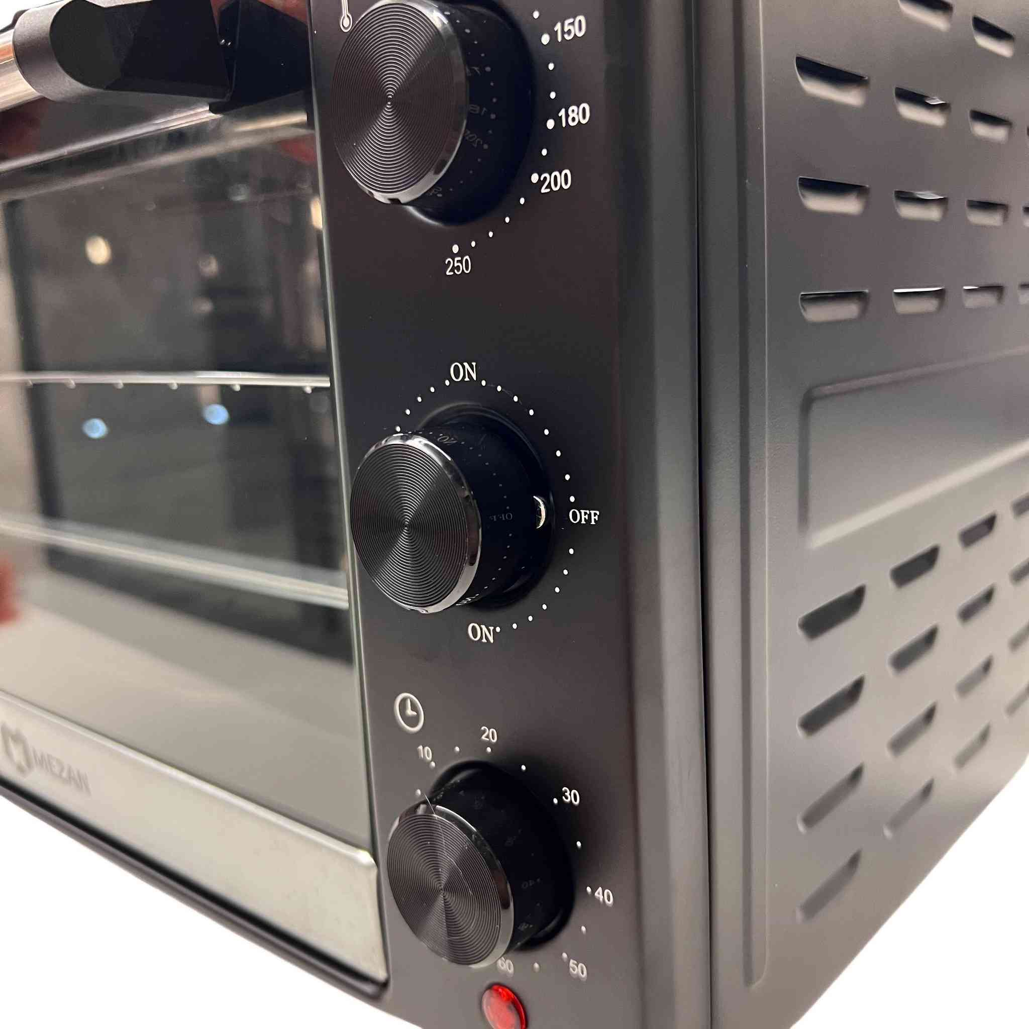 فرن كهربائي بتقنية ألمانية �✨ ارتقِ بطبخك مع الفرن الألماني الذكي! 🇩🇪👨‍🍳

فرن كهربائي سعة 48 لتر للخبز والشواء والتحميص باحترافية وسهولة.
يتميز بـ شواية وسياخ دوارة لنتائج شواء مثالية 🍗✨

⏱️ مؤقت 60 دقيقة مع إيقاف تلقائي،
🌡️ تحكم دقيق بالحرارة و 4 مراحل تسخين
🔥 عناصر تسخين ستانلس ستيل لكفاءة أعلى

يجي ويّاه صينية خبز + رف سلكي
قدرة قوية 2600 واط بحجم مناسب لكل مطبخ.

خلي أكلك أطيب… وشغلك أسهل! 🍕❤


**إذا كنت صاحب هذا الإعلان وتريد حذفه لأي سبب، رجاءا أرسل رسالة إلى الدعم الفني**