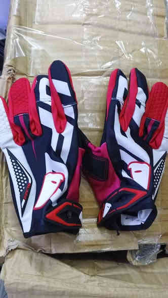 السلام وعليكم للبيع بكج كامل خوذه وجفوف  ماركه WTCX بعدها للجيس ممستخدمه قياس اكسر لارج لاستفسار ***********
مكاني بغداد الكرخ 
100وبيهن مجال
