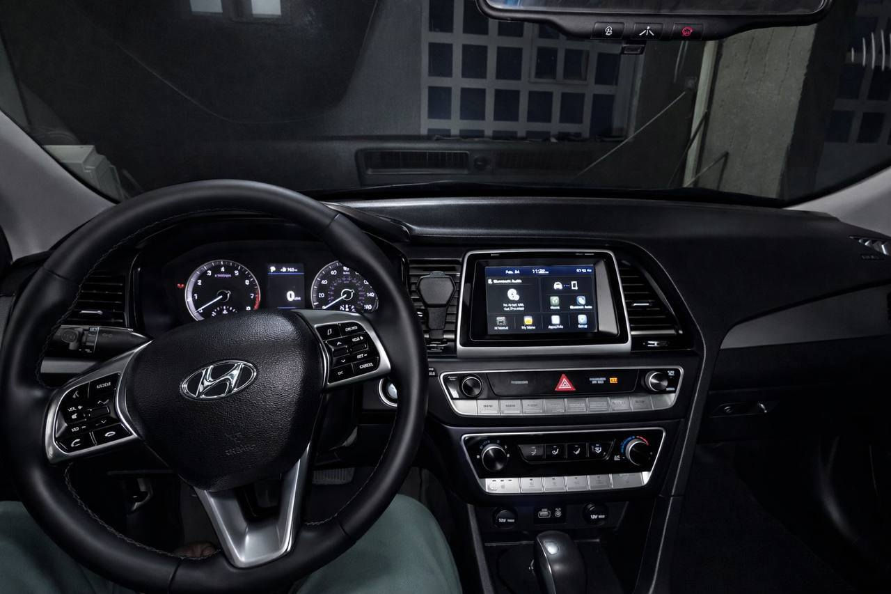 تحيه طيبه …❤️ سياره للبيع نوع هونداي سوناتا  موديل 2018
رقم ديوانيه  حره تحويل مباشر وارد امريكي حادث جاملغ وبنيد فقط بدون عداهن كلشي مكفول وتفحص سونار مكينه ٢٤٠٠ مكفوله برغي مملعوب بيها 
كير اوتوماتيك 
شاشه 
كامره 
تحكم ستيرن جهتين 
تايرات نظيفه جديده تخم كامل
تدفئة كشنات 
صدرها ع وضع الشركه 
ماشيه 85 الف فقط حقيقي 
وسعرها 135 وبيها مجال بسيط 
ومكانها بالديوانيه مركز المدينه 
وهذا رقمي *********** بيه واتساب
