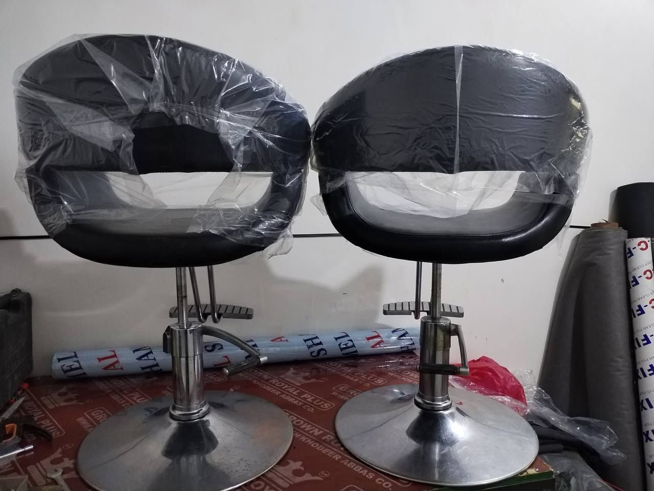 كراسي حلاقه ثنين اصلي  نظافة ٩٩٪جك شغال سعر ٢٢٥ وبيهن مجال مكان بغداد حي الرحمة للاستفسار الاتصال على الرقم ***********
